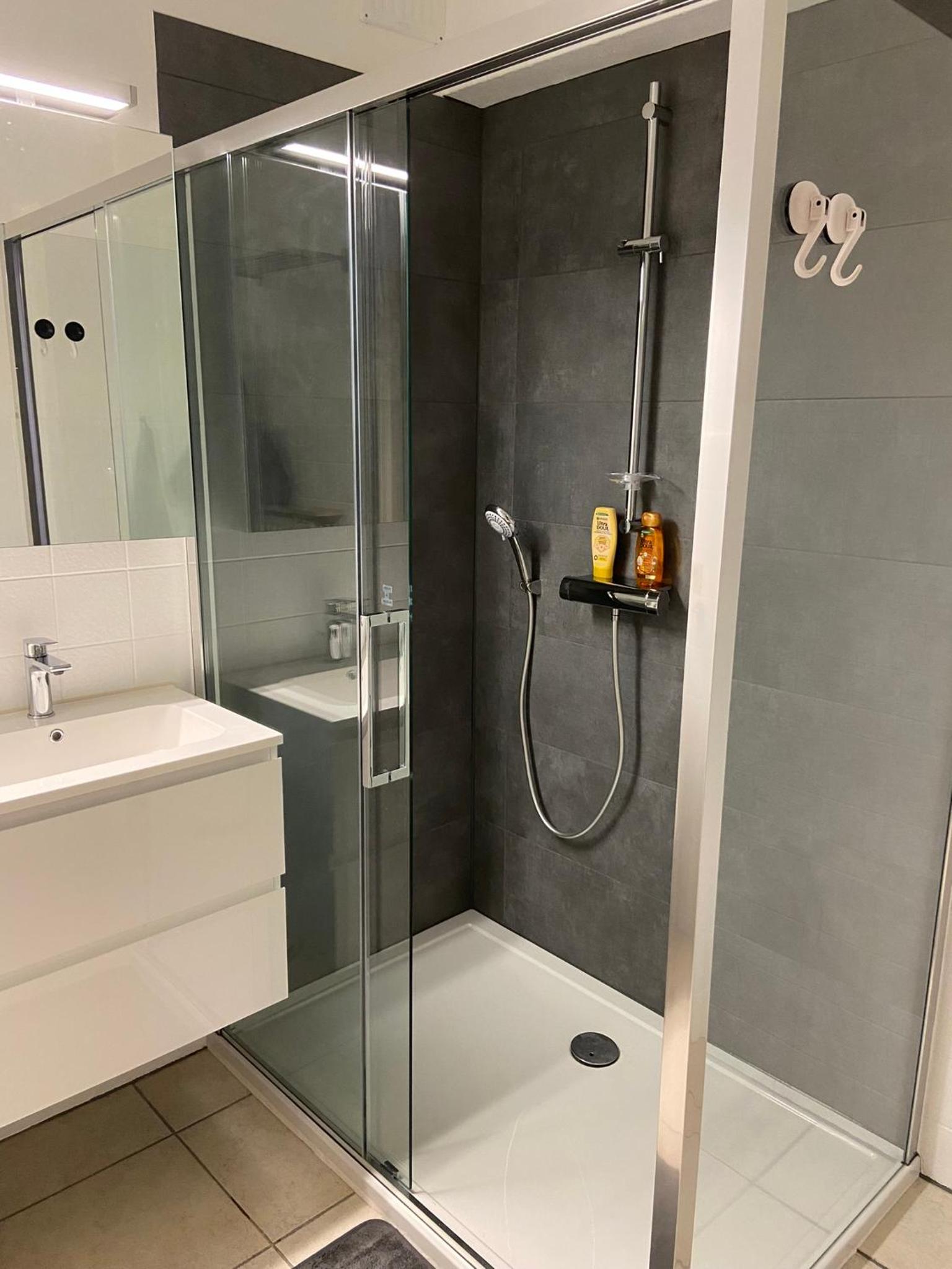 WeLoveOostende - Newly renovated large apartment 150m from the beach - Including bed sheets and final clea-ning