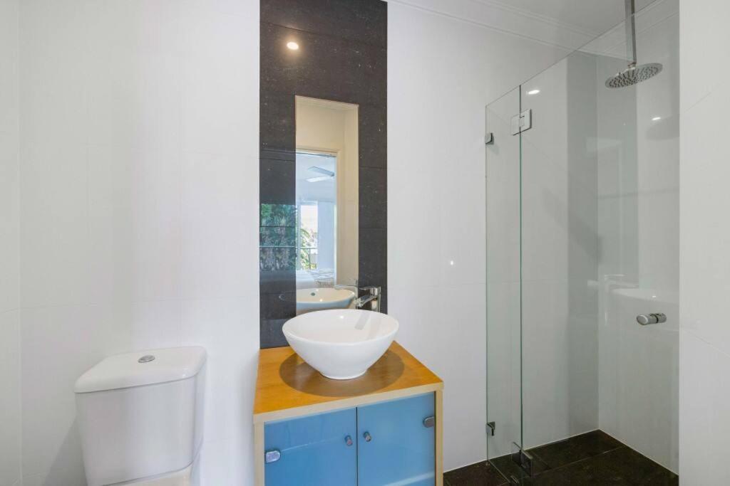The Vibe Beach House - direct beach access, spa