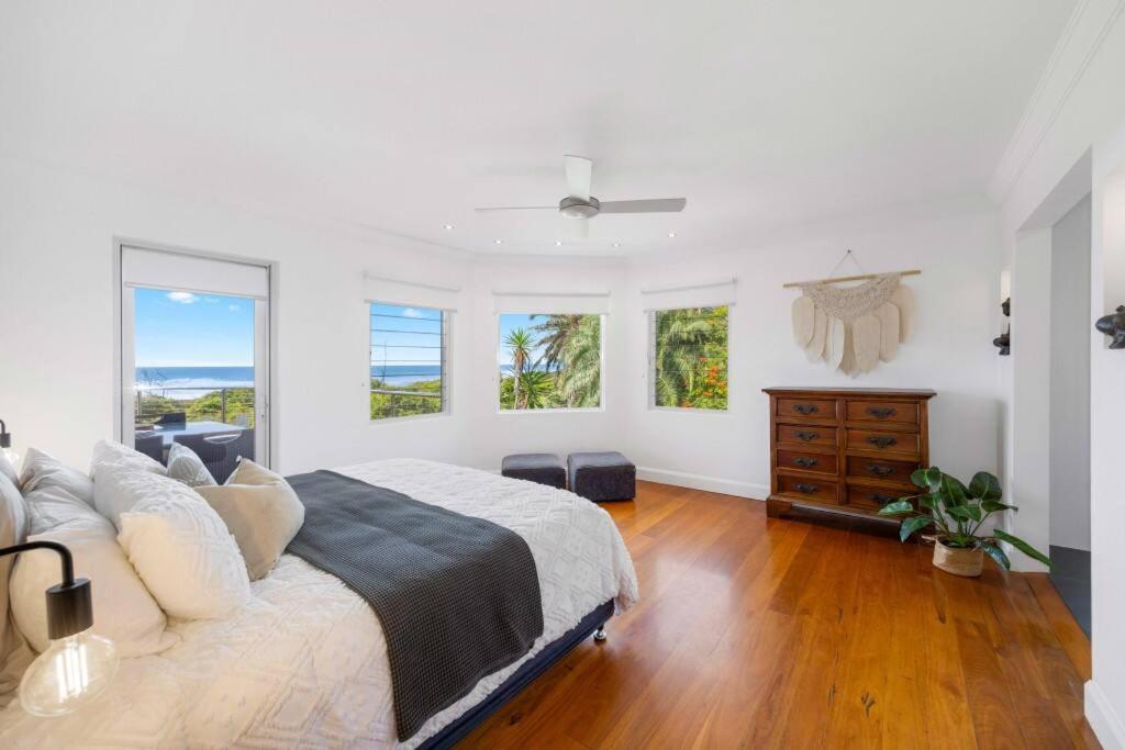 The Vibe Beach House - direct beach access, spa