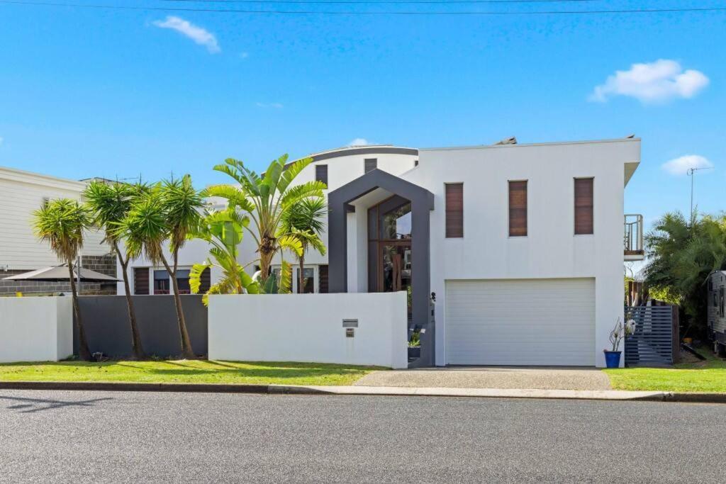 The Vibe Beach House - direct beach access, spa