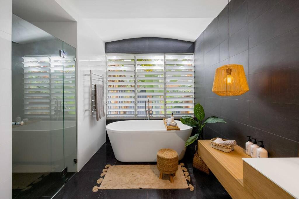 The Vibe Beach House - direct beach access, spa