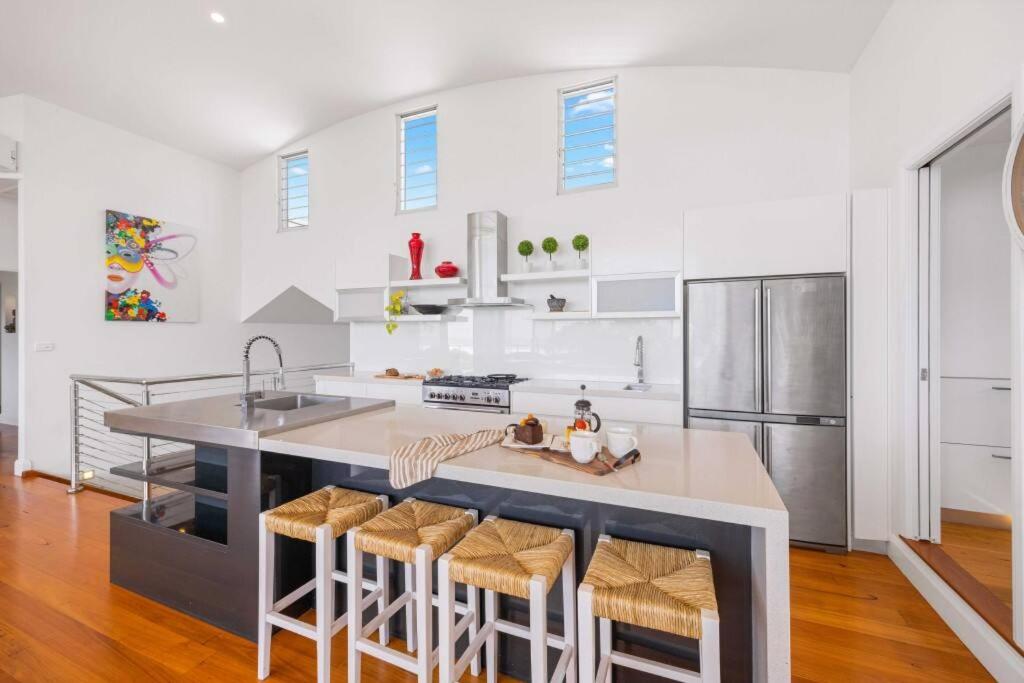 The Vibe Beach House - direct beach access, spa