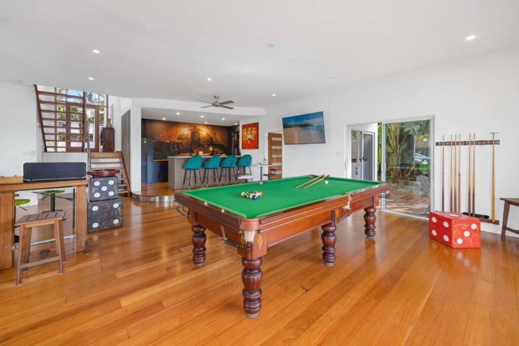 The Vibe Beach House - direct beach access, spa