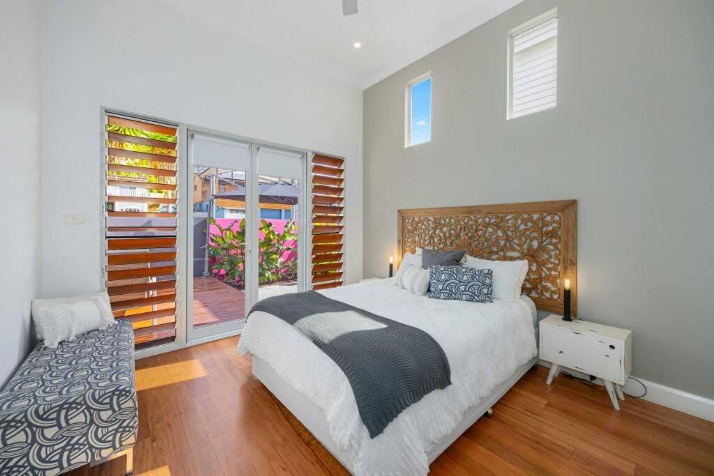 The Vibe Beach House - direct beach access, spa