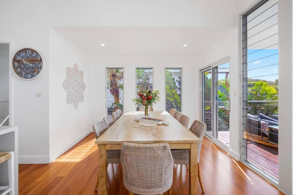 The Vibe Beach House - direct beach access, spa
