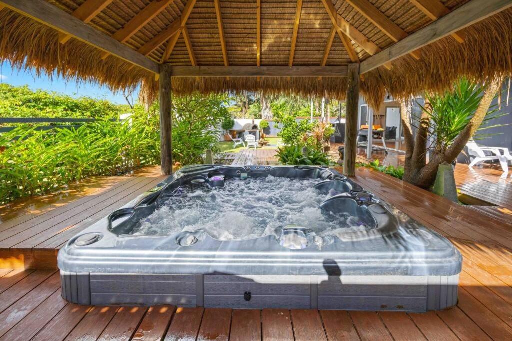The Vibe Beach House - direct beach access, spa