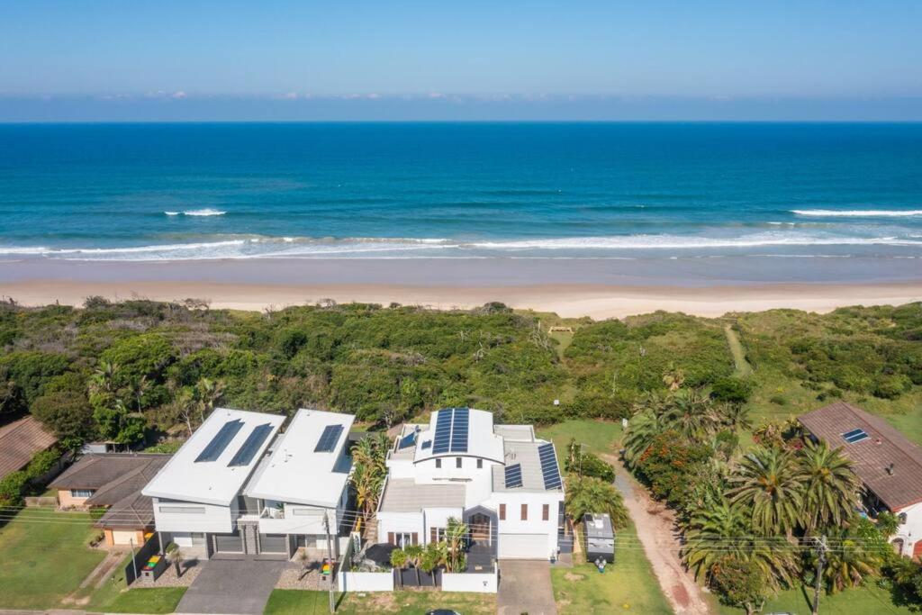 The Vibe Beach House - direct beach access, spa
