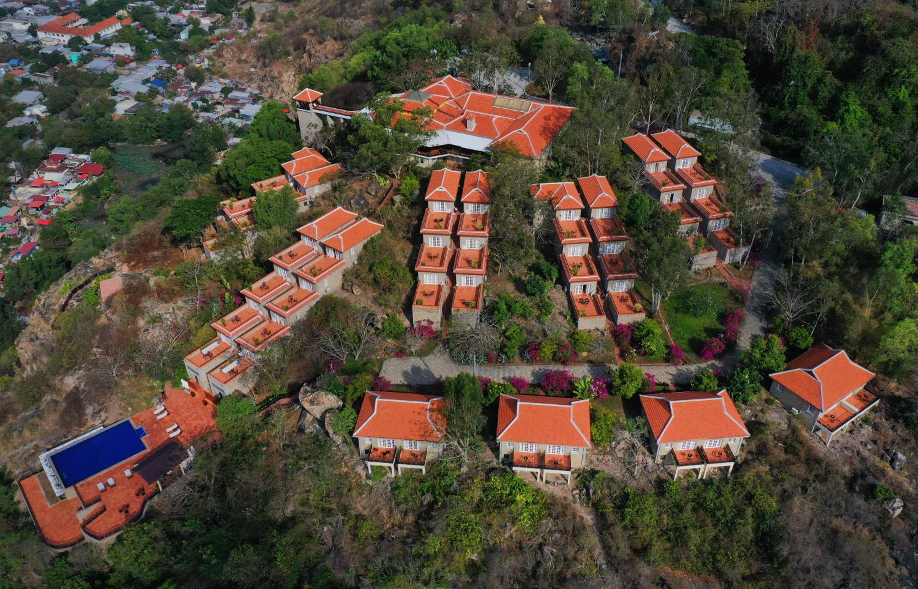 Victoria Nui Sam Lodge