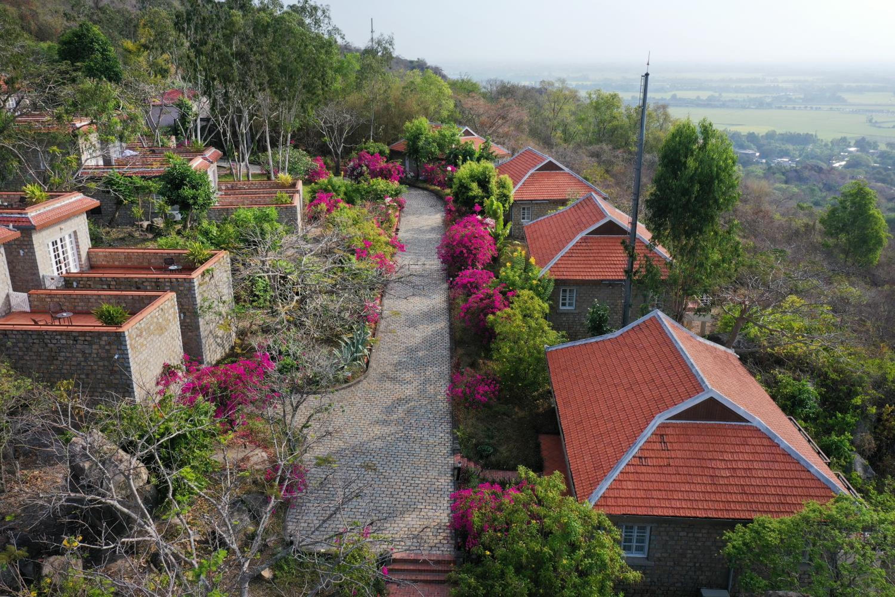 Victoria Nui Sam Lodge