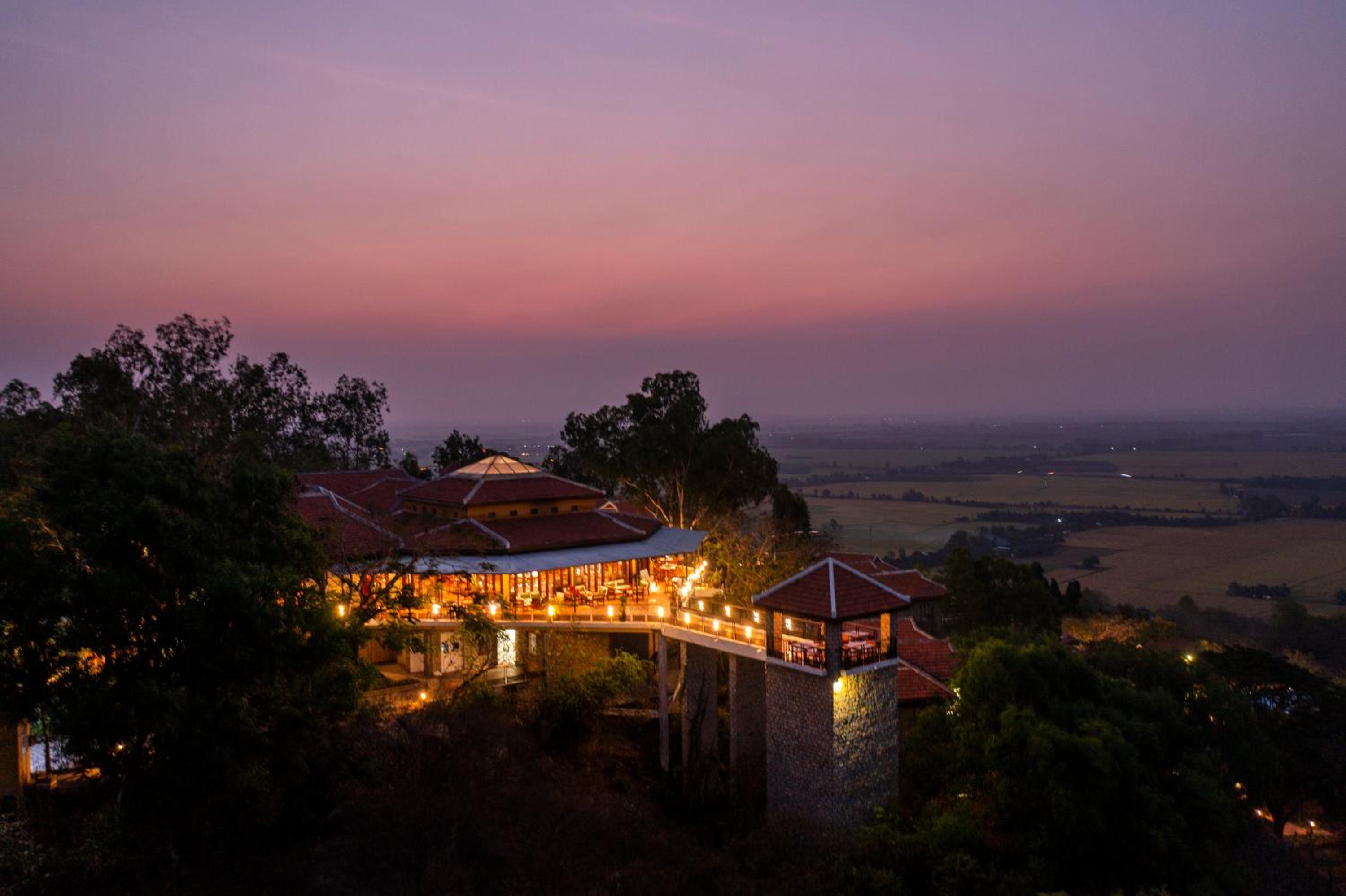 Victoria Nui Sam Lodge