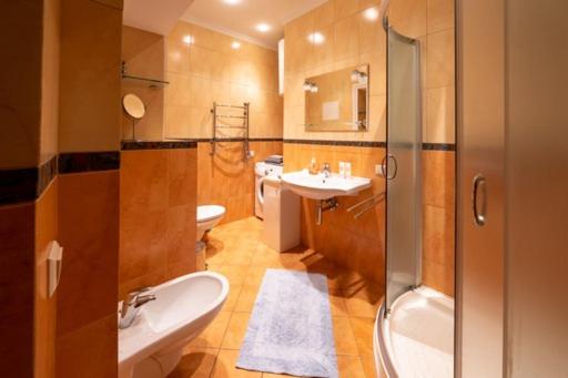 HaPPy Inn ArkA the heart of Old Town, Self-Check-in, A-C, Car-Parking, Balkony view 4