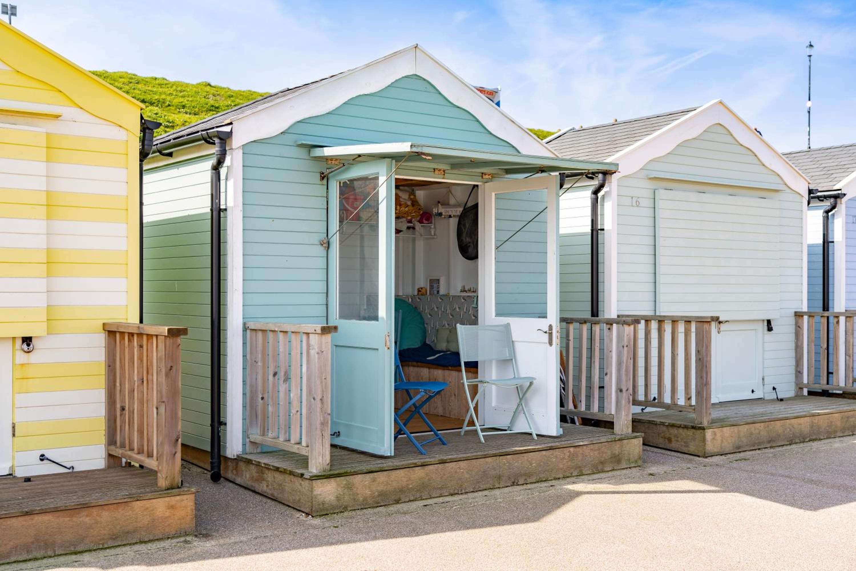 Family & pet Friendly, Stylish & Spacious Beach House view 4