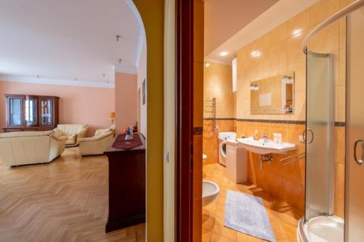 HaPPy Inn ArkA the heart of Old Town, Self-Check-in, A-C, Car-Parking, Balkony view 3