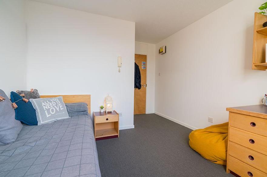 Ensuite Bedrooms with Shared Kitchen and Apartments at Simpsons Hall in Nottingham