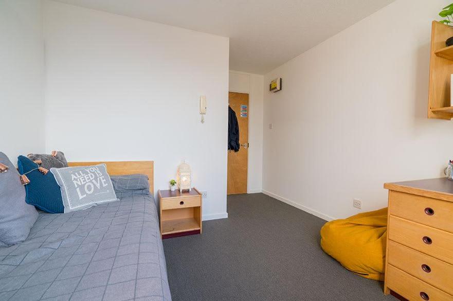 Ensuite Bedrooms with Shared Kitchen and Apartments at Simpsons Hall in Nottingham