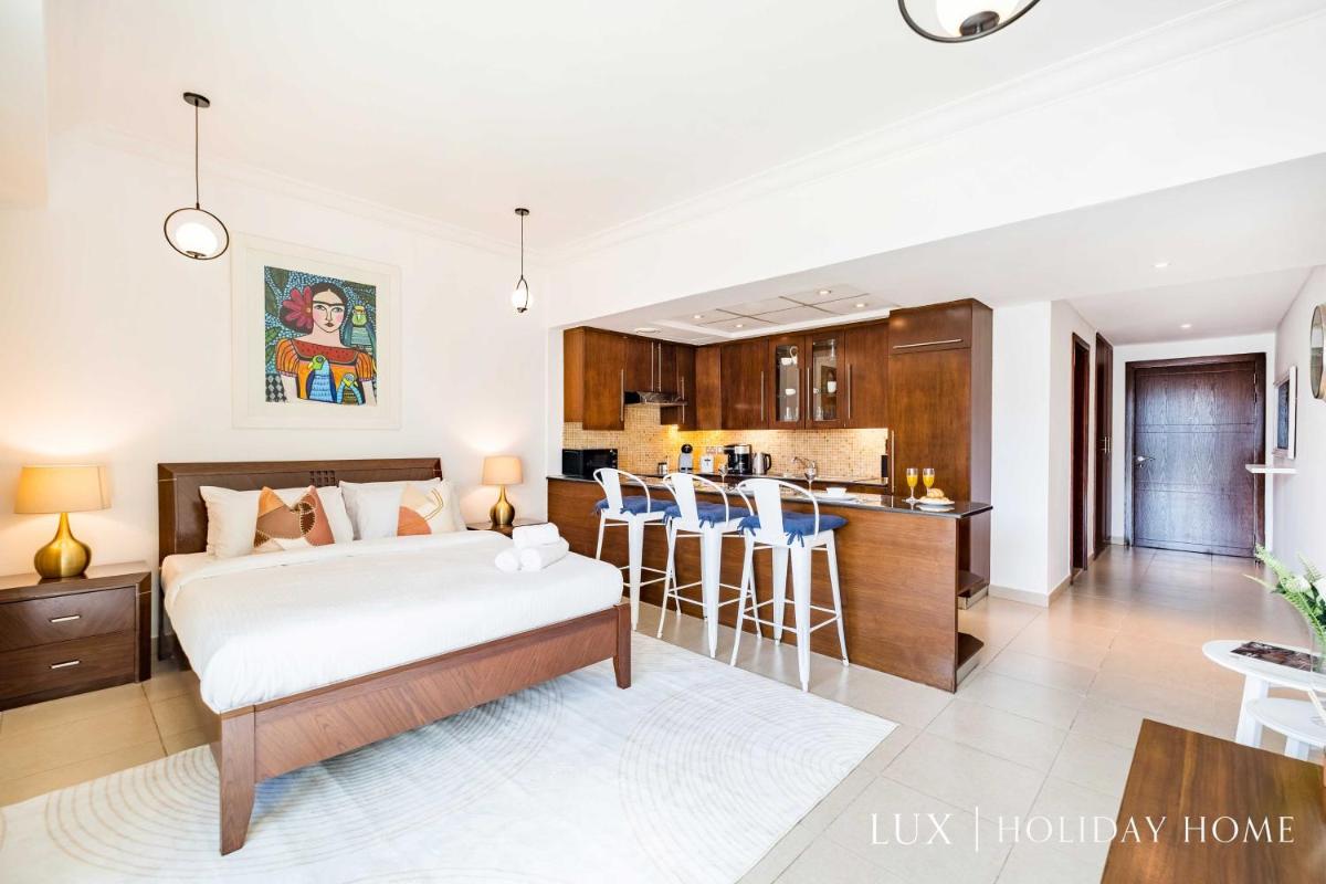 LUX The Downtown Boulevard Studio