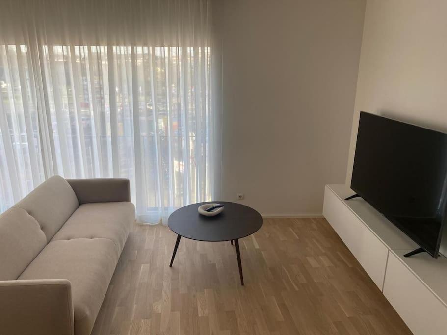 New Spacious Two Bedroom Center with Parking, near Public Transport view 5