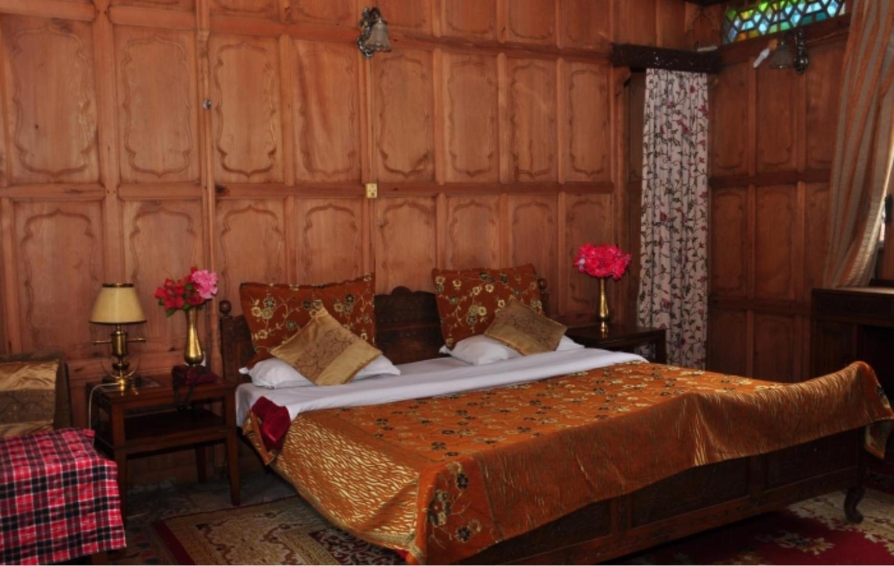 Alif Laila Group of Houseboats, Srinagar view 2