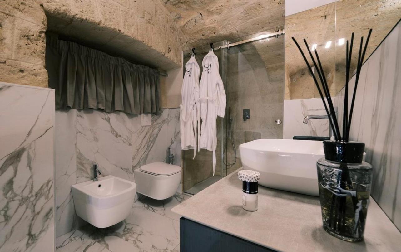 The Saint Stays en Bari — bathroom
