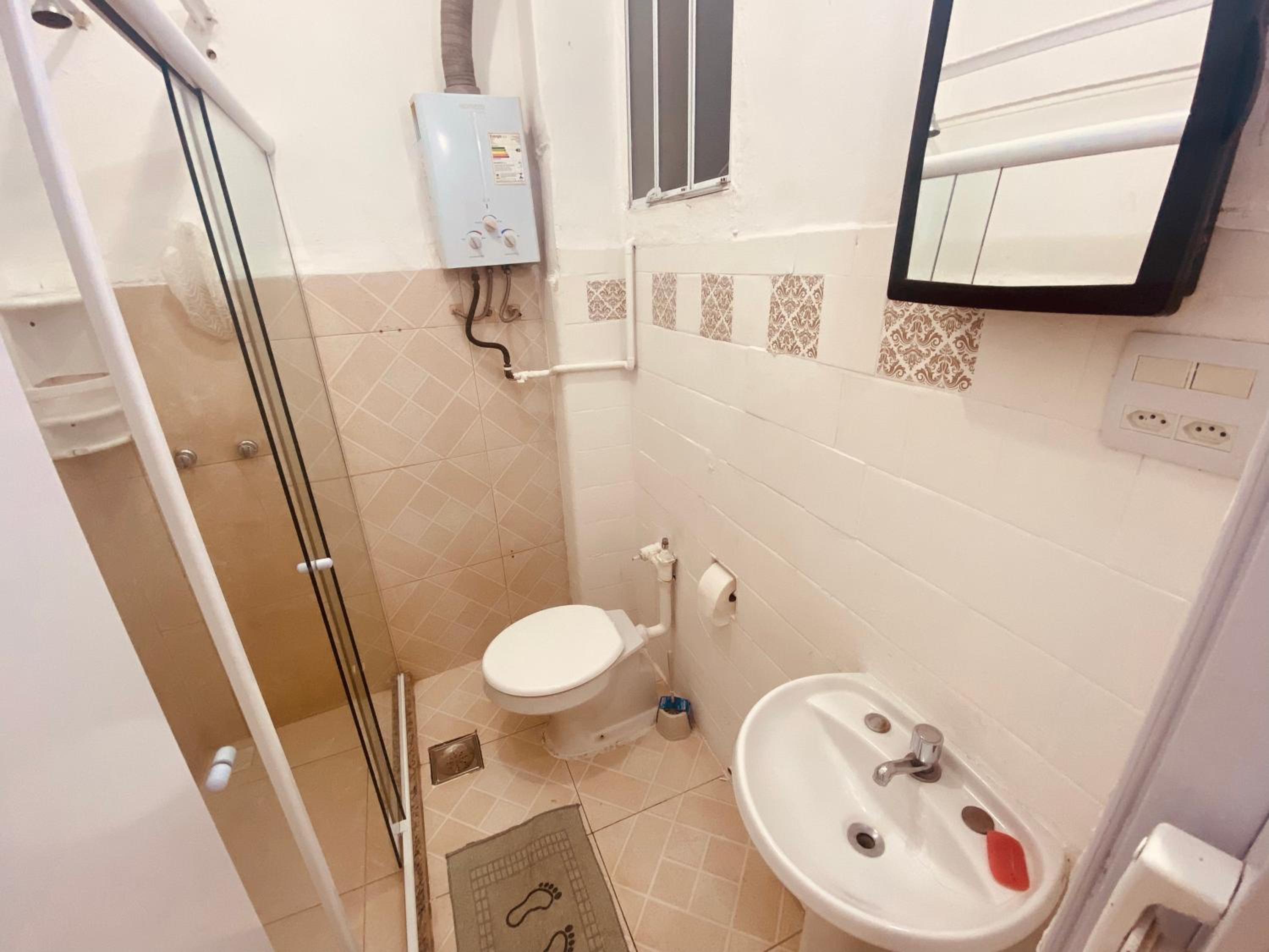 Studio completo ENTRADA pela PRAIA DE COPACABANA, com ar, wifi, netflix, até 4 pessoas, pauloangerami AA3806