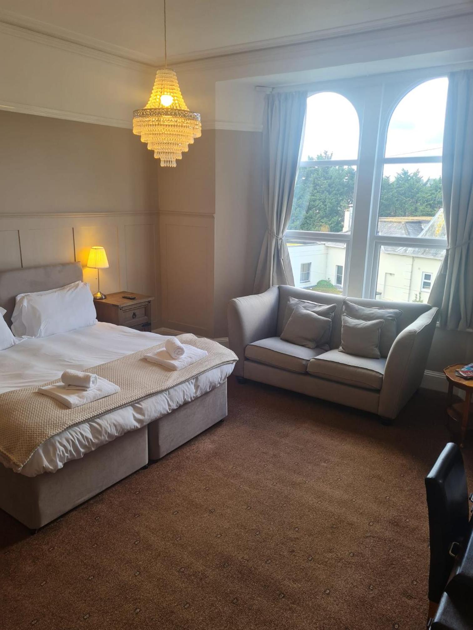 Heathcliff House B&B Exclusively for Adults Free large carpark view 3