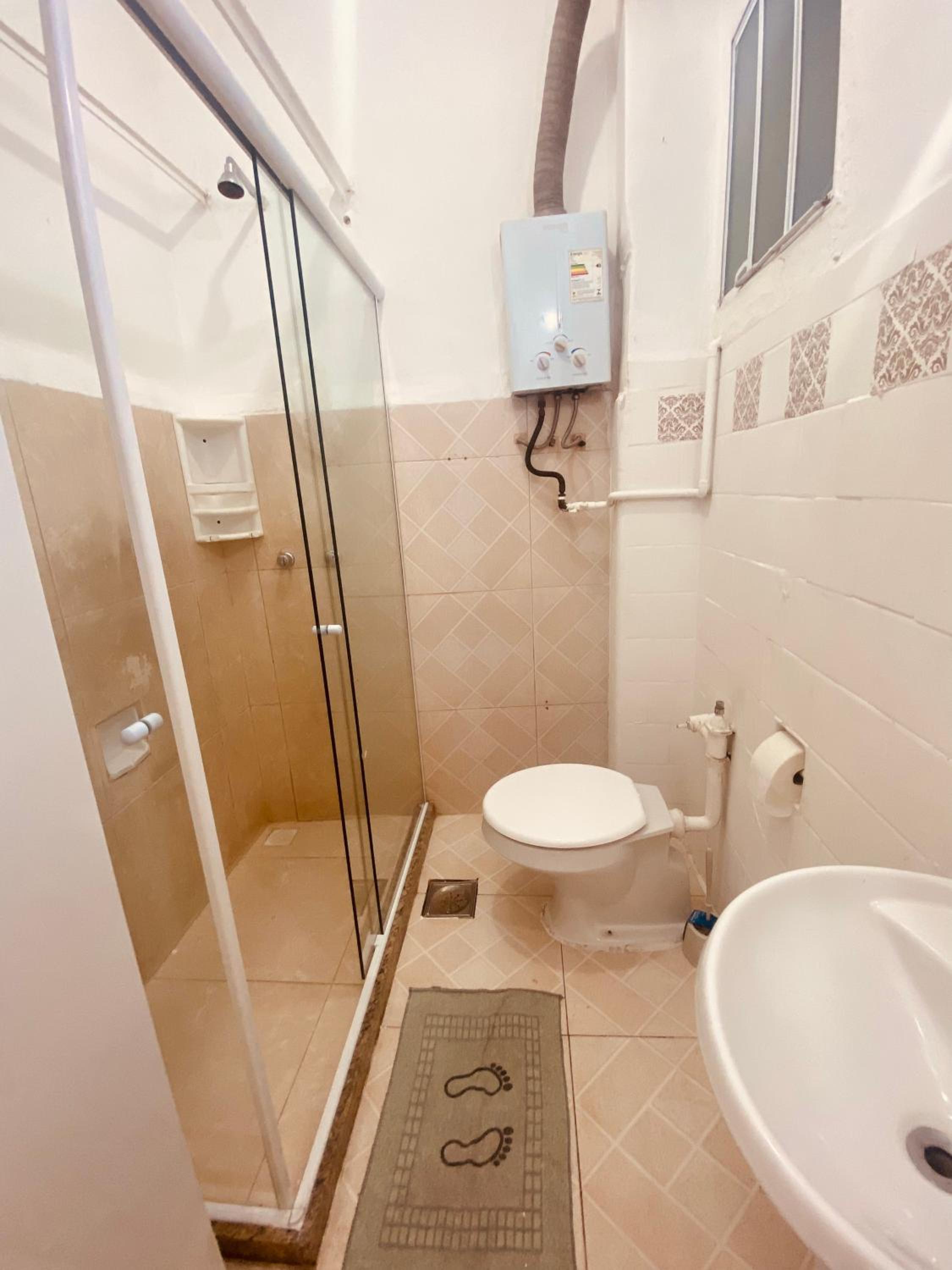 Studio completo ENTRADA pela PRAIA DE COPACABANA, com ar, wifi, netflix, até 4 pessoas, pauloangerami AA3806