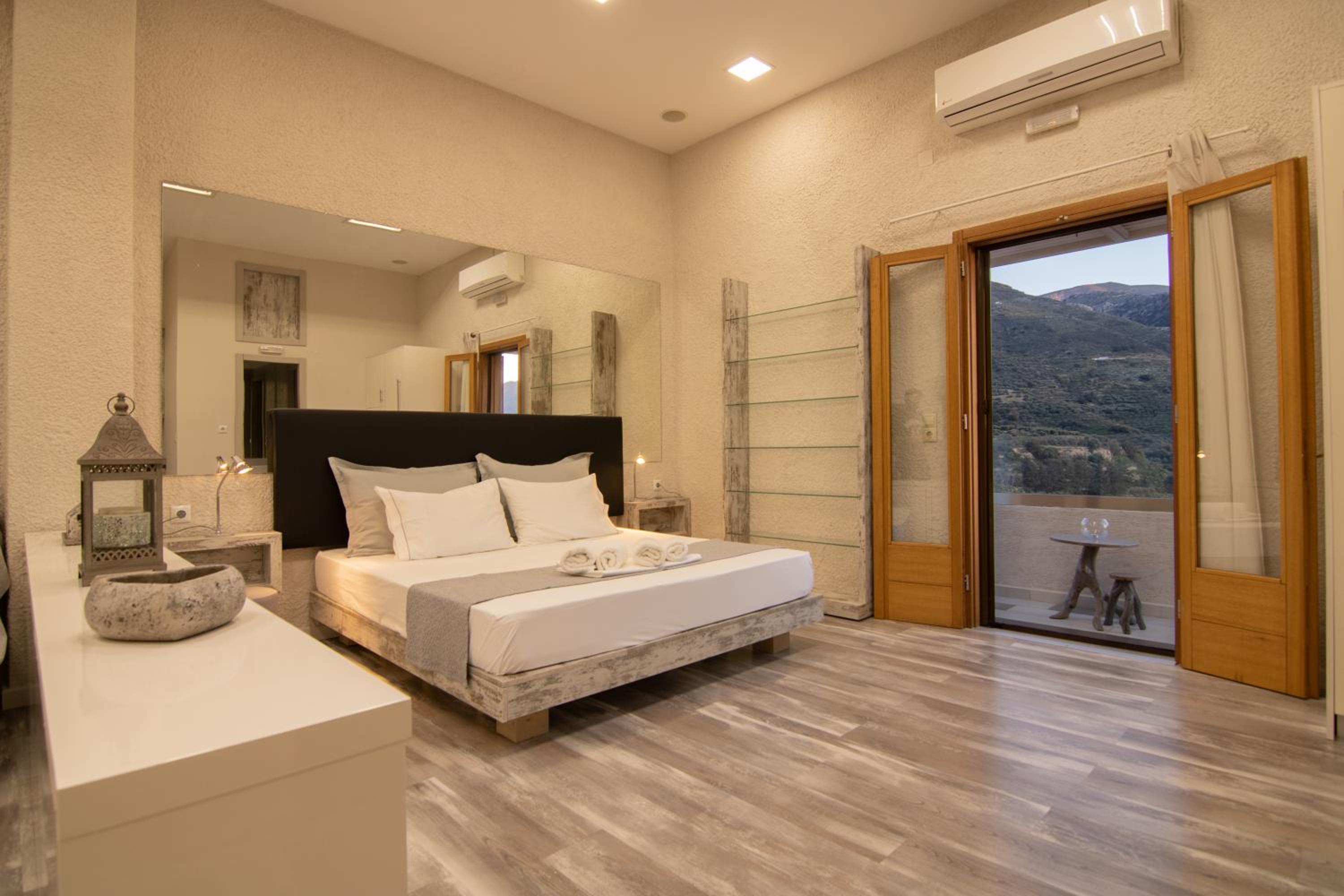 The Mountain House By Plakalona Villas & Apartments view 4