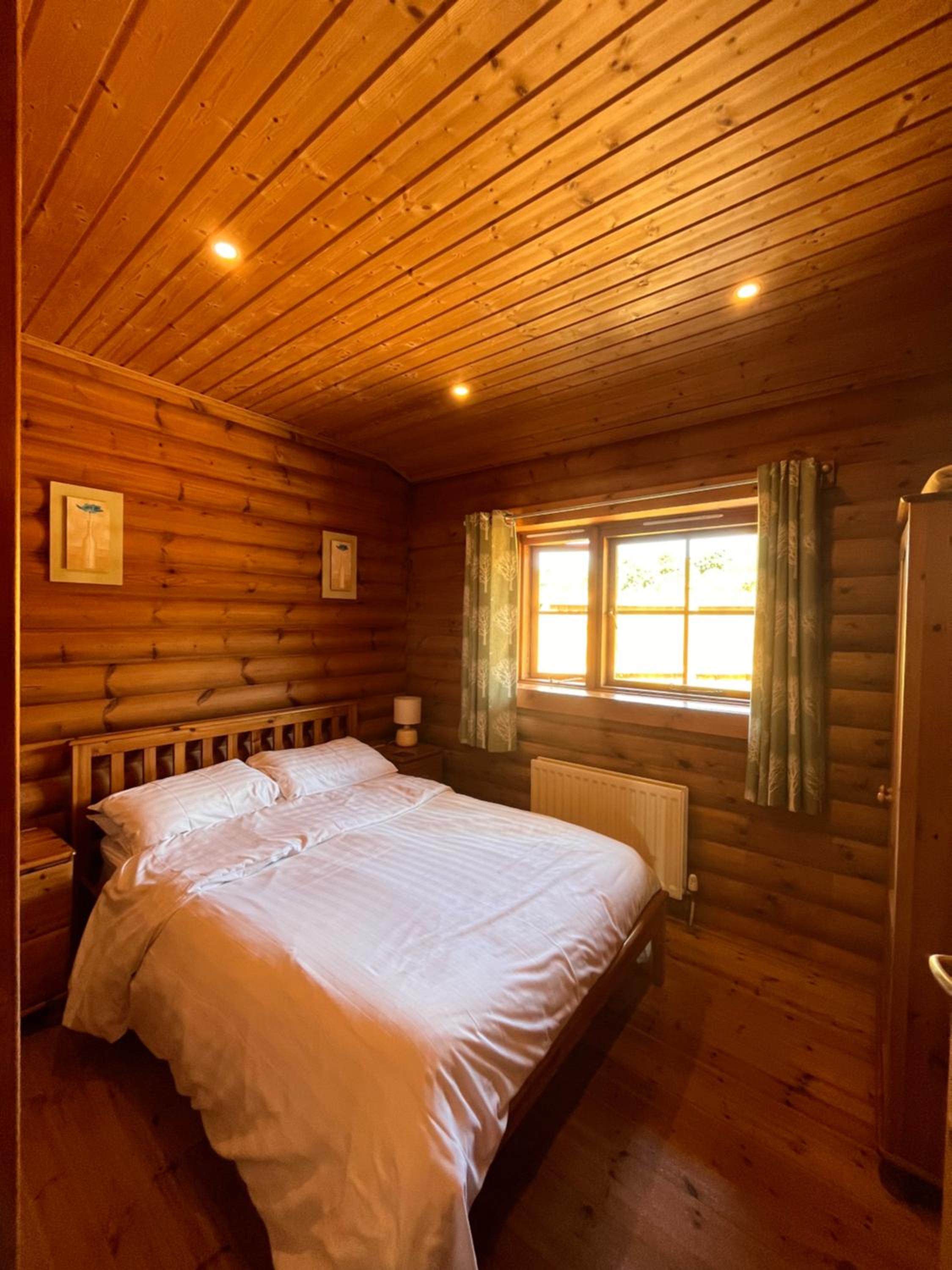 Beautiful 2 Bedroom Log Cabin With Private Hot Tub - Elm view 3