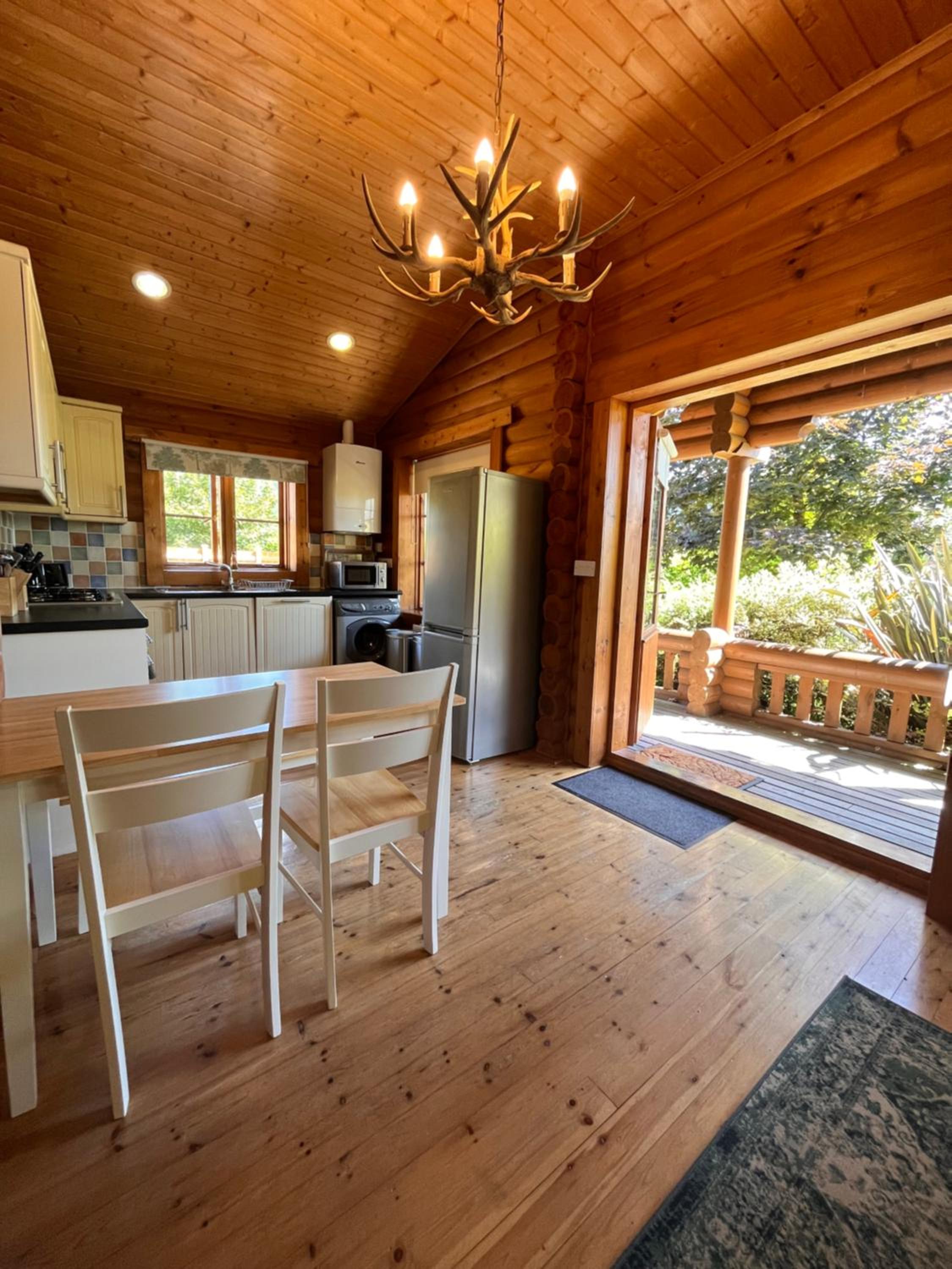 Beautiful 2 Bedroom Log Cabin With Private Hot Tub - Elm view 4