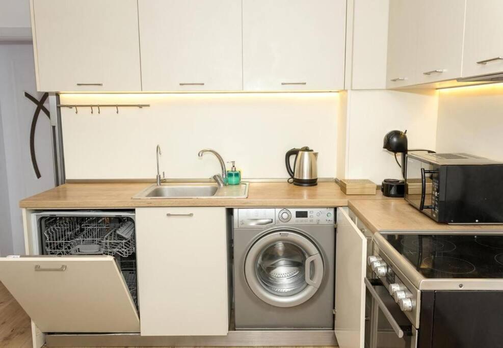 Modern Bright Apartment Close to City Center and Grand MALL
