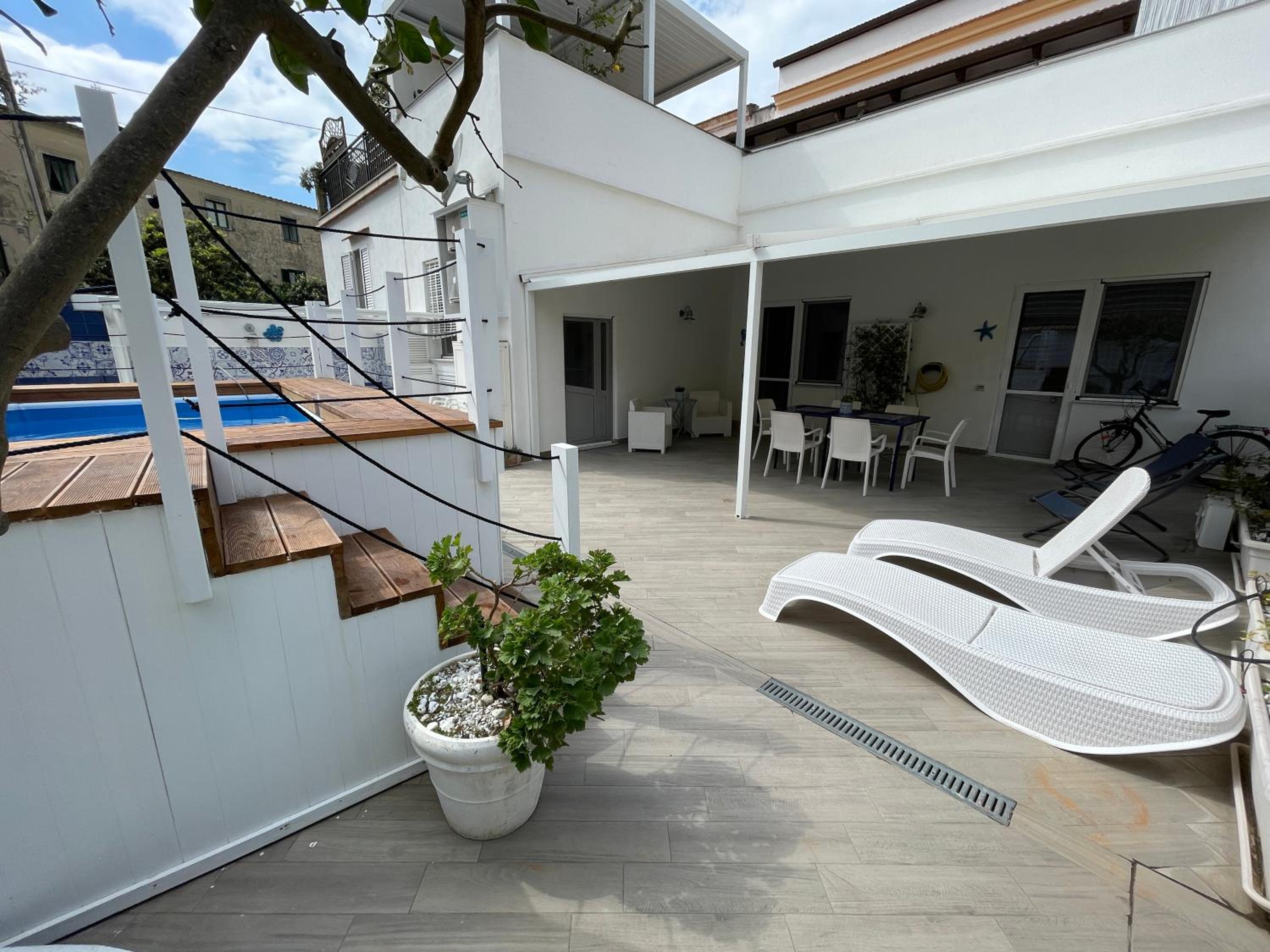 Villa Spring Apartments en Meta — balance & terrace