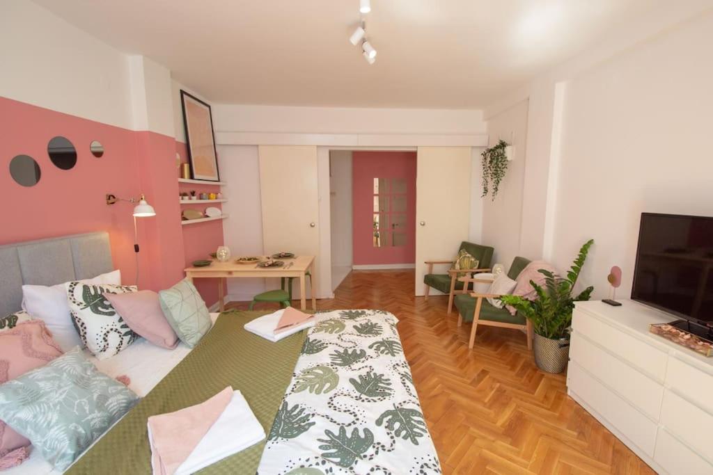 PINK & GREEN Studio view 3