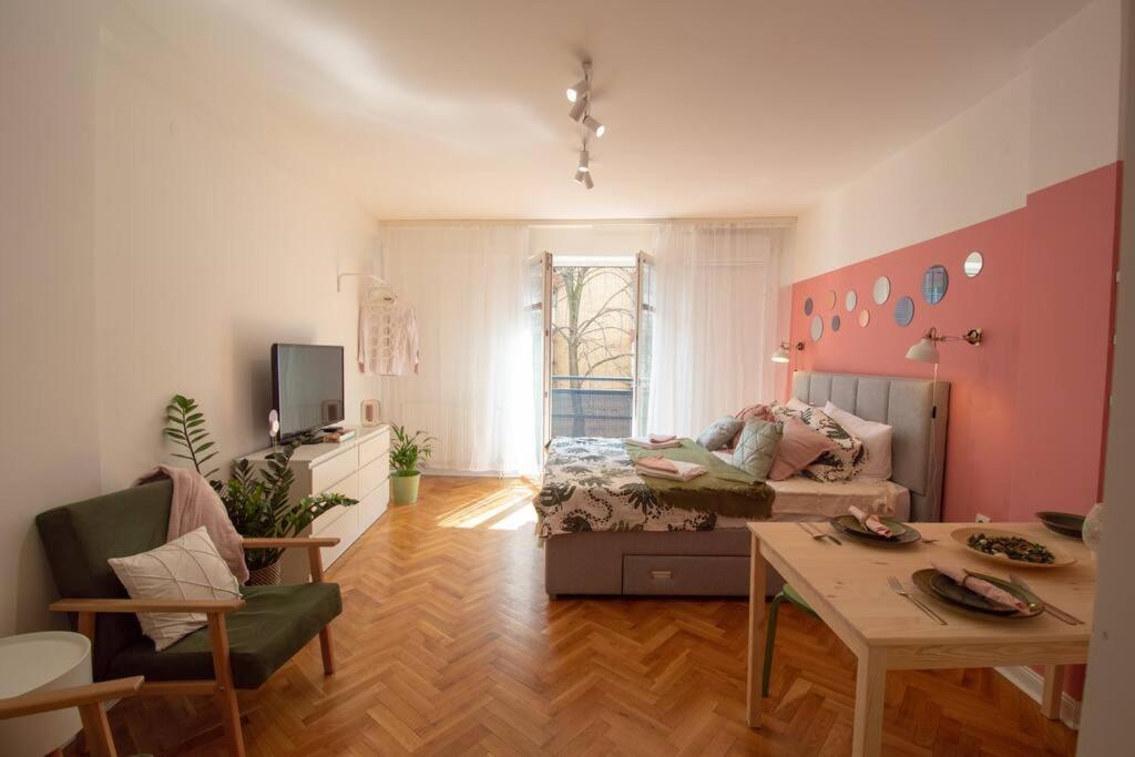PINK & GREEN Studio view 5