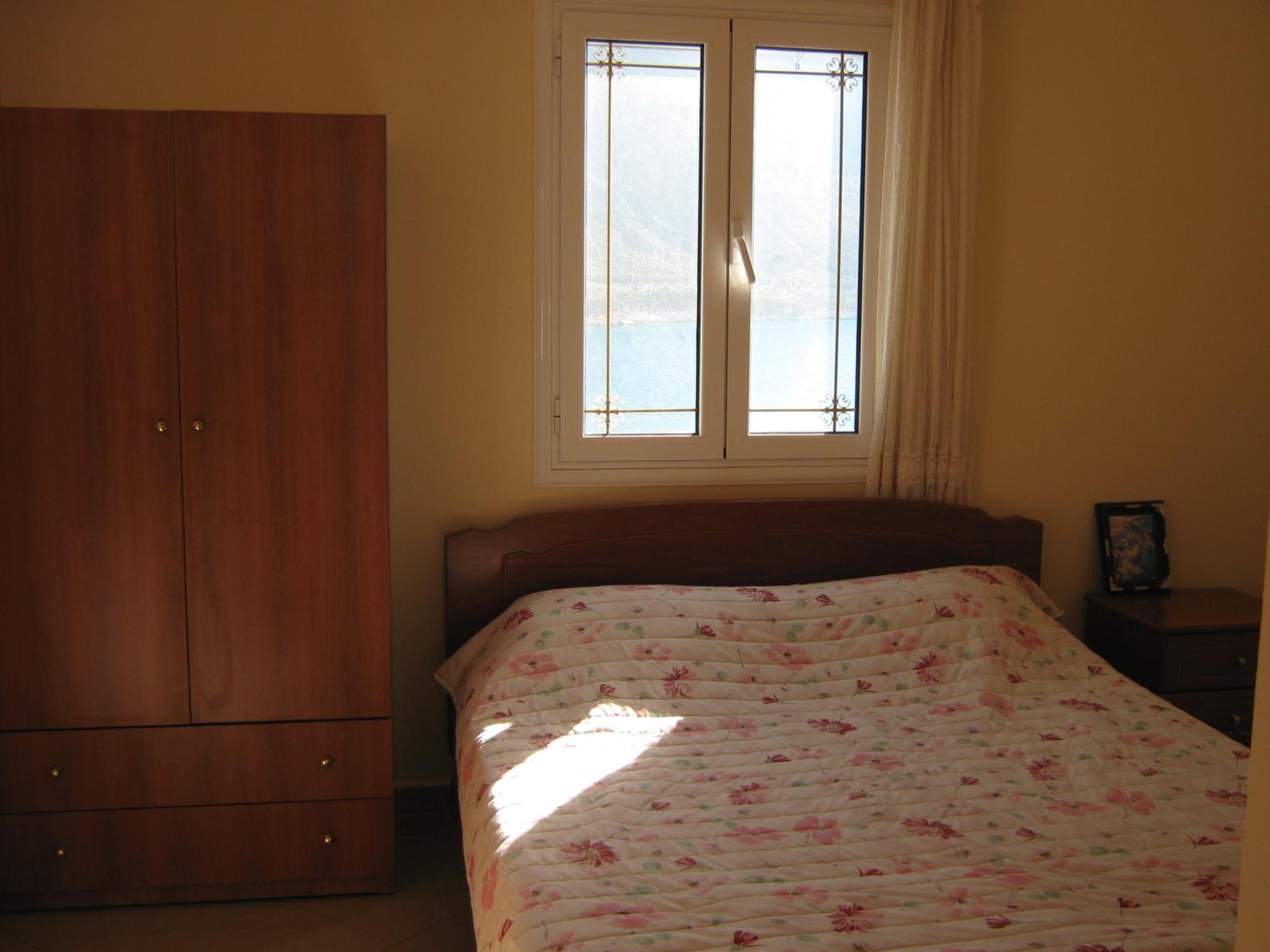 Beachfront Apartment - Sleeps 3 & Free Parking view 2