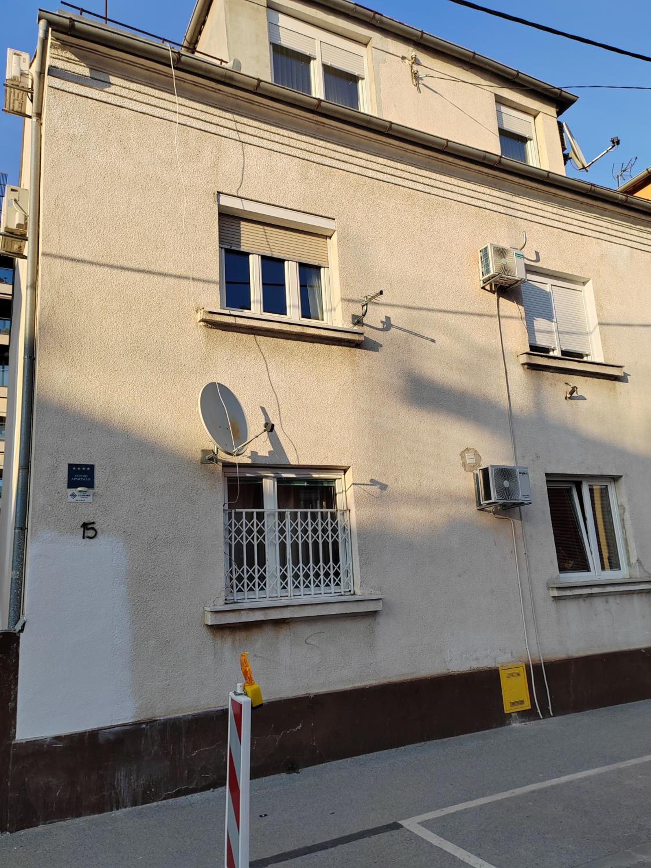 S15 Studio Apartment FREE PARKING view 4