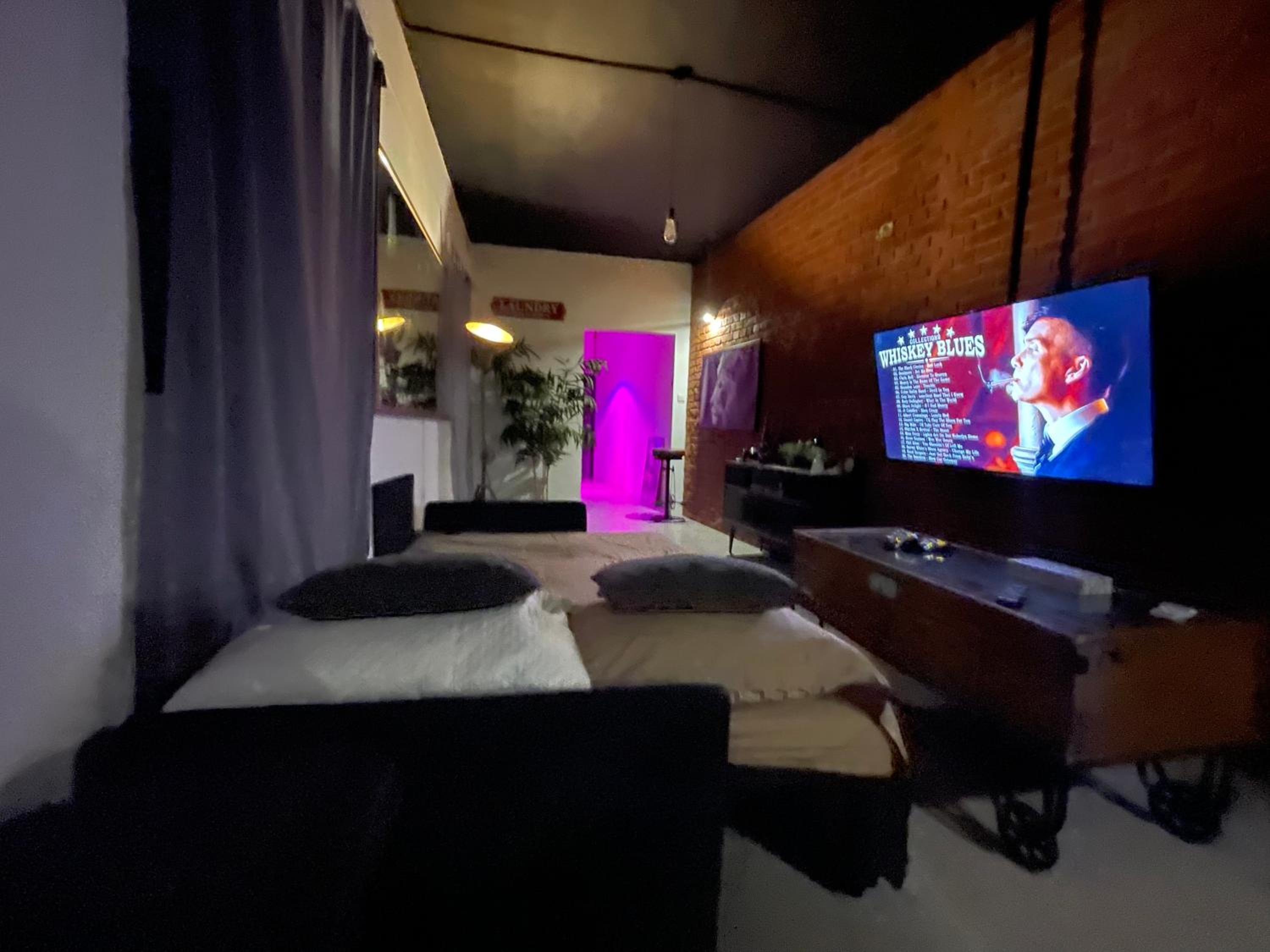 Gzira Prime Spot, Stylish Industrial Apt, Sleeps 11