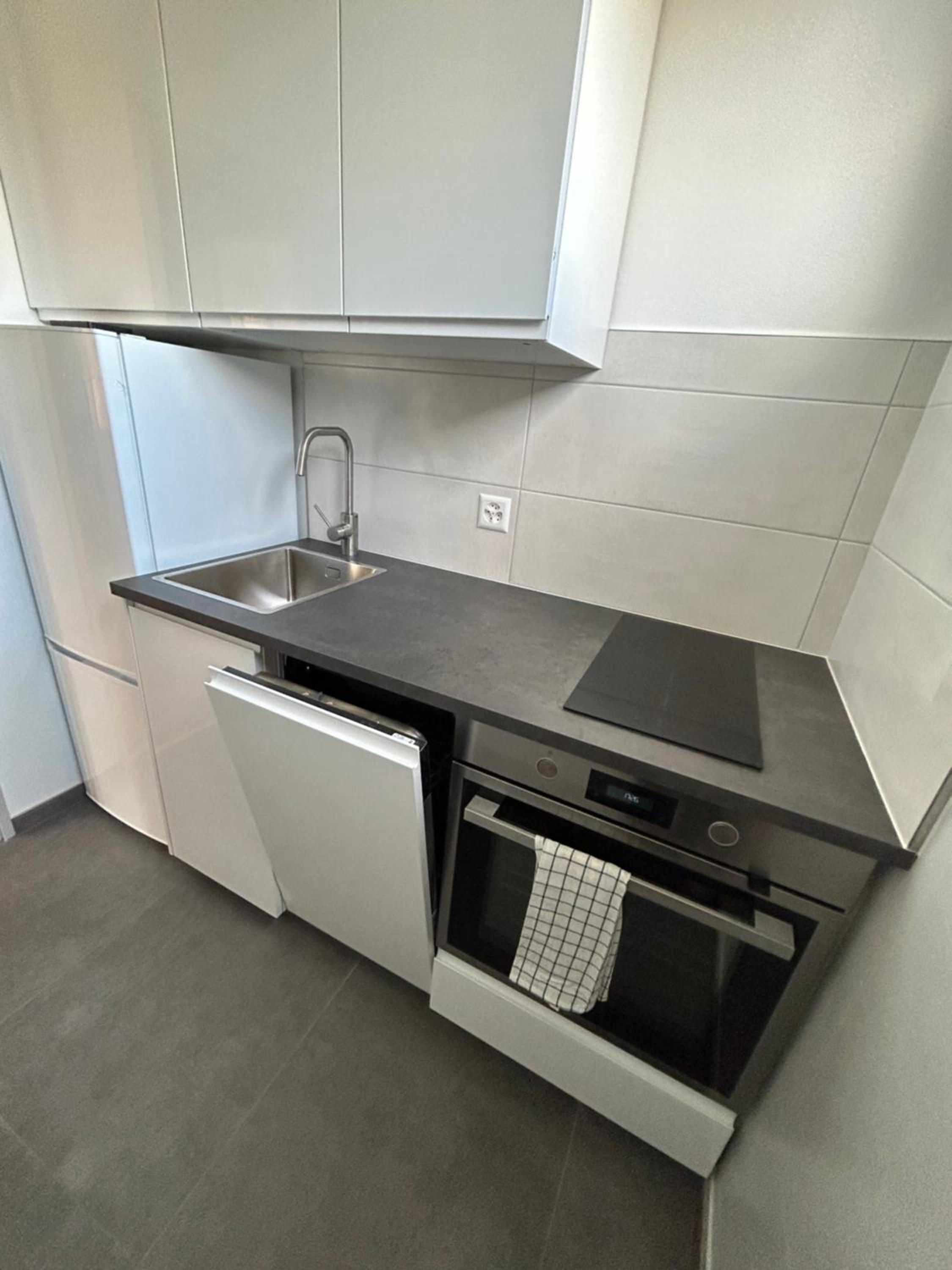 Central & Renovated Apartment - Near Train Station & City Center