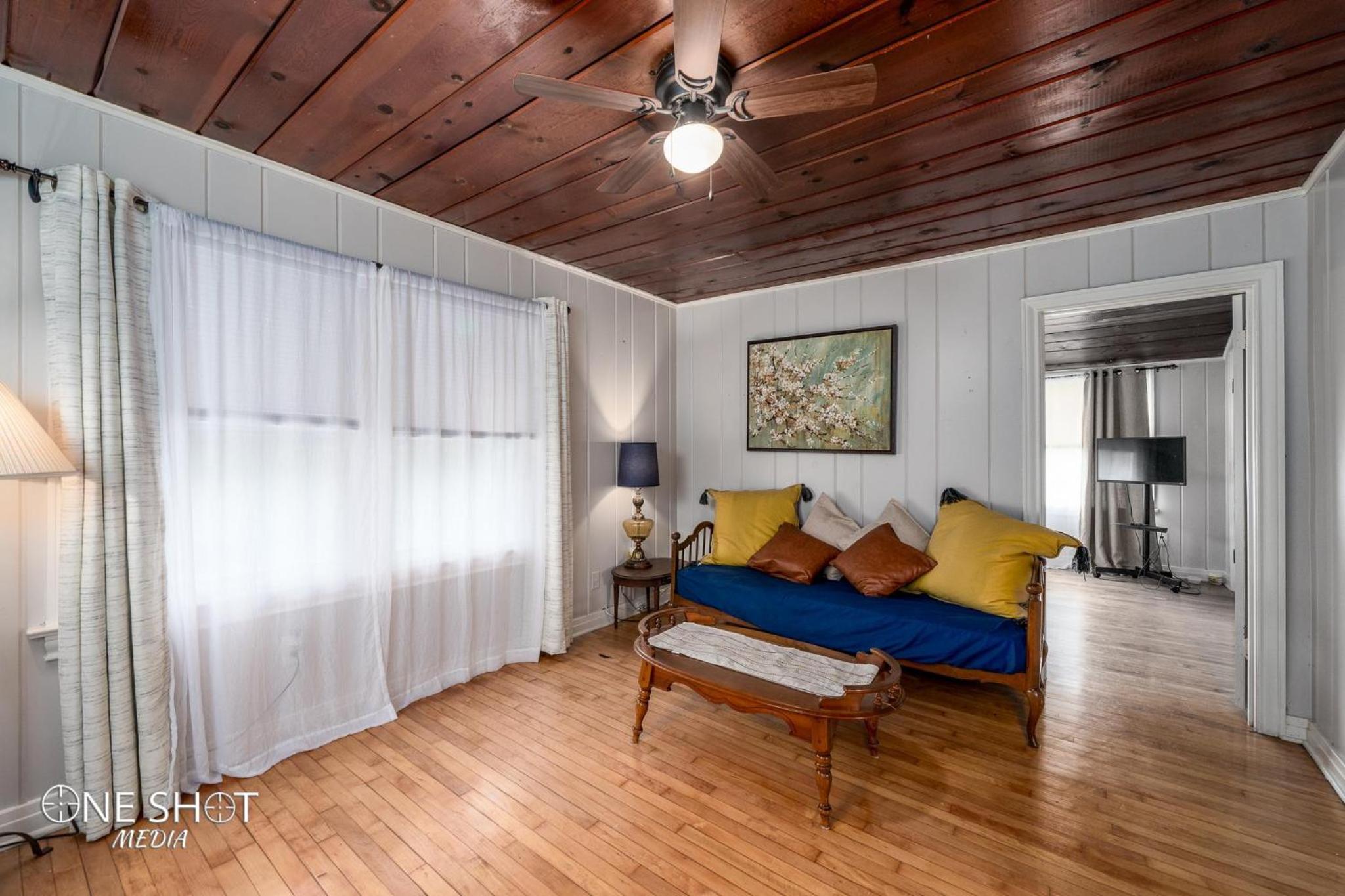 Garage apartment 5 min from Downtown view 4