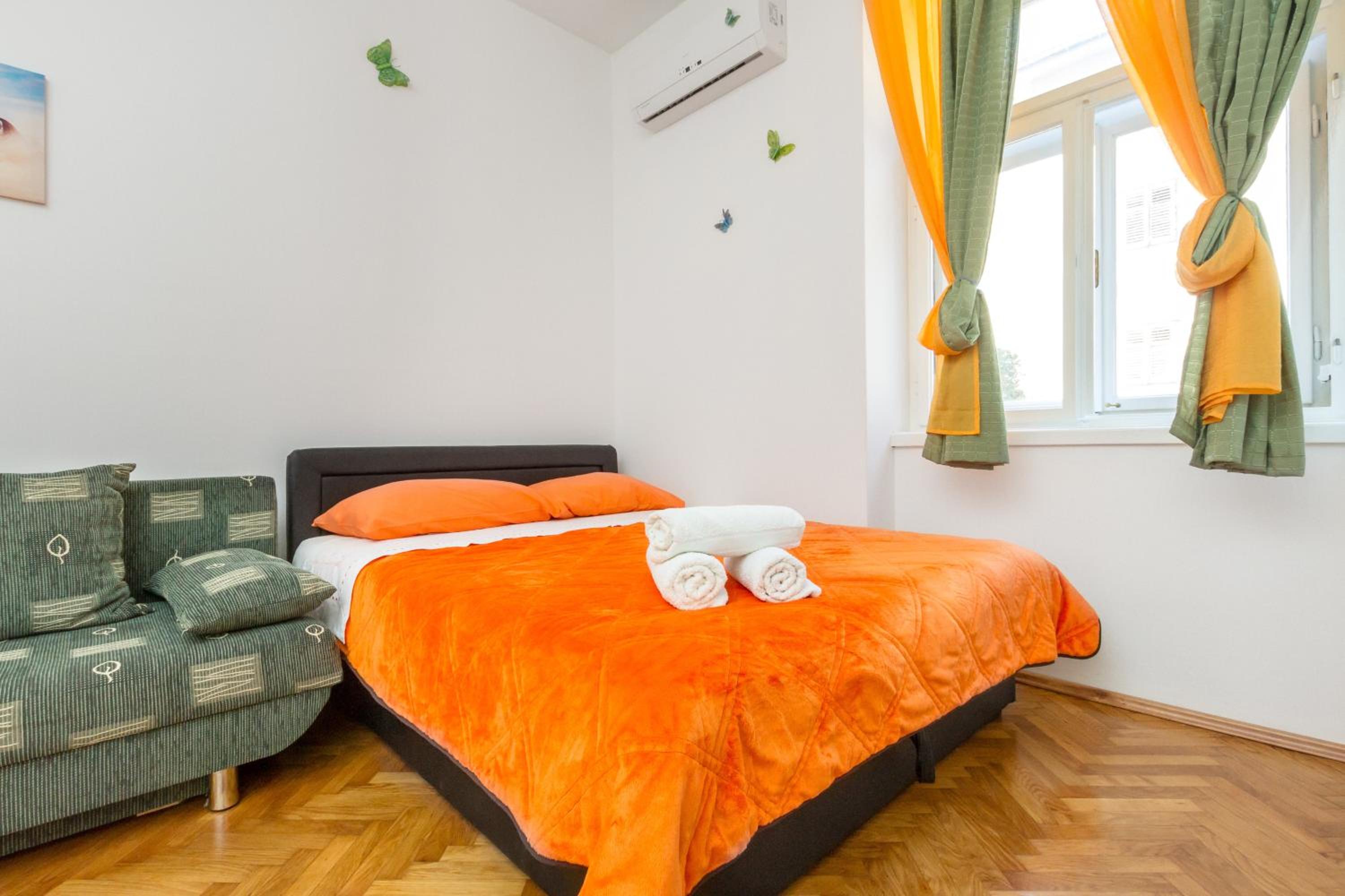 Central Jardin Guest House Split view 5