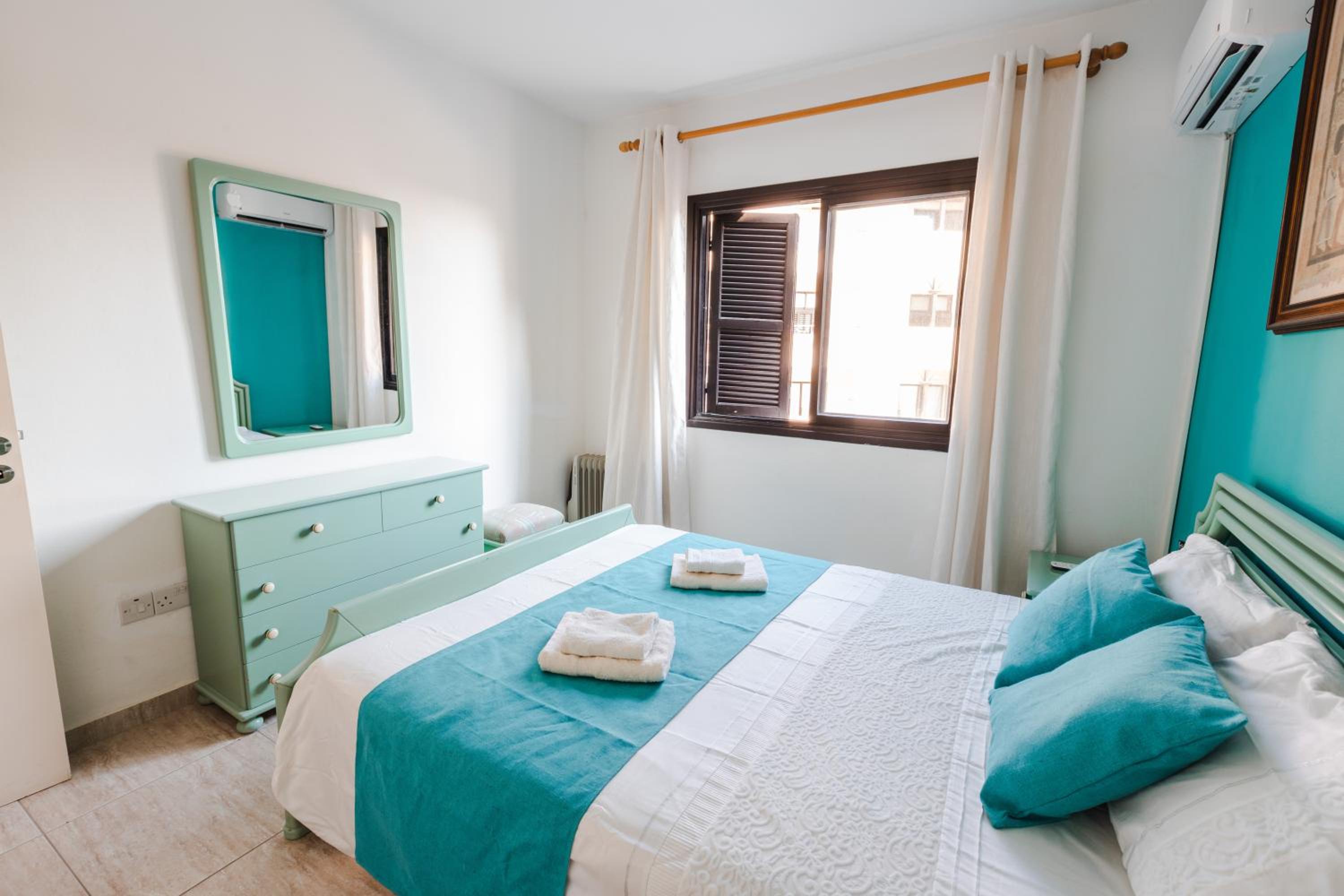 Alexis Apartments - Modern 2-bedroom with swimming pool