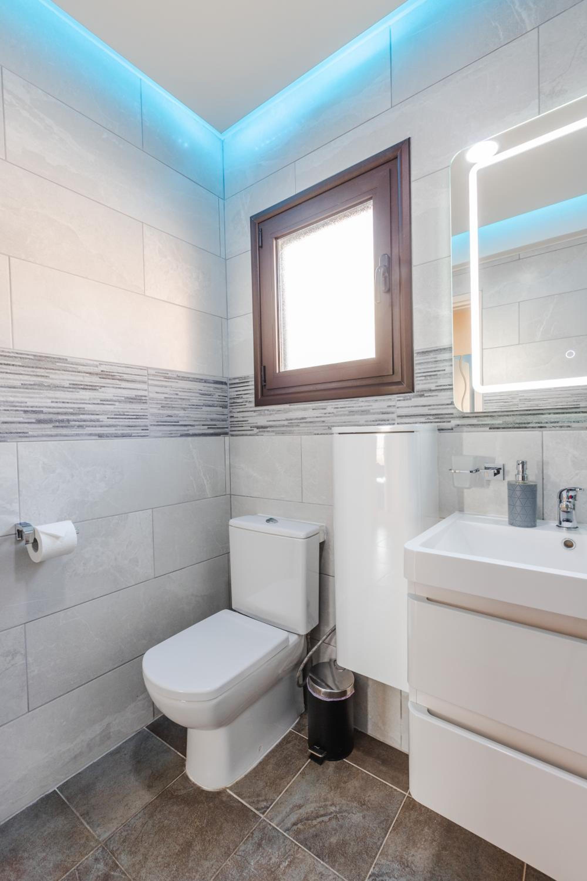 Alexis Apartments - Modern 2-bedroom with swimming pool