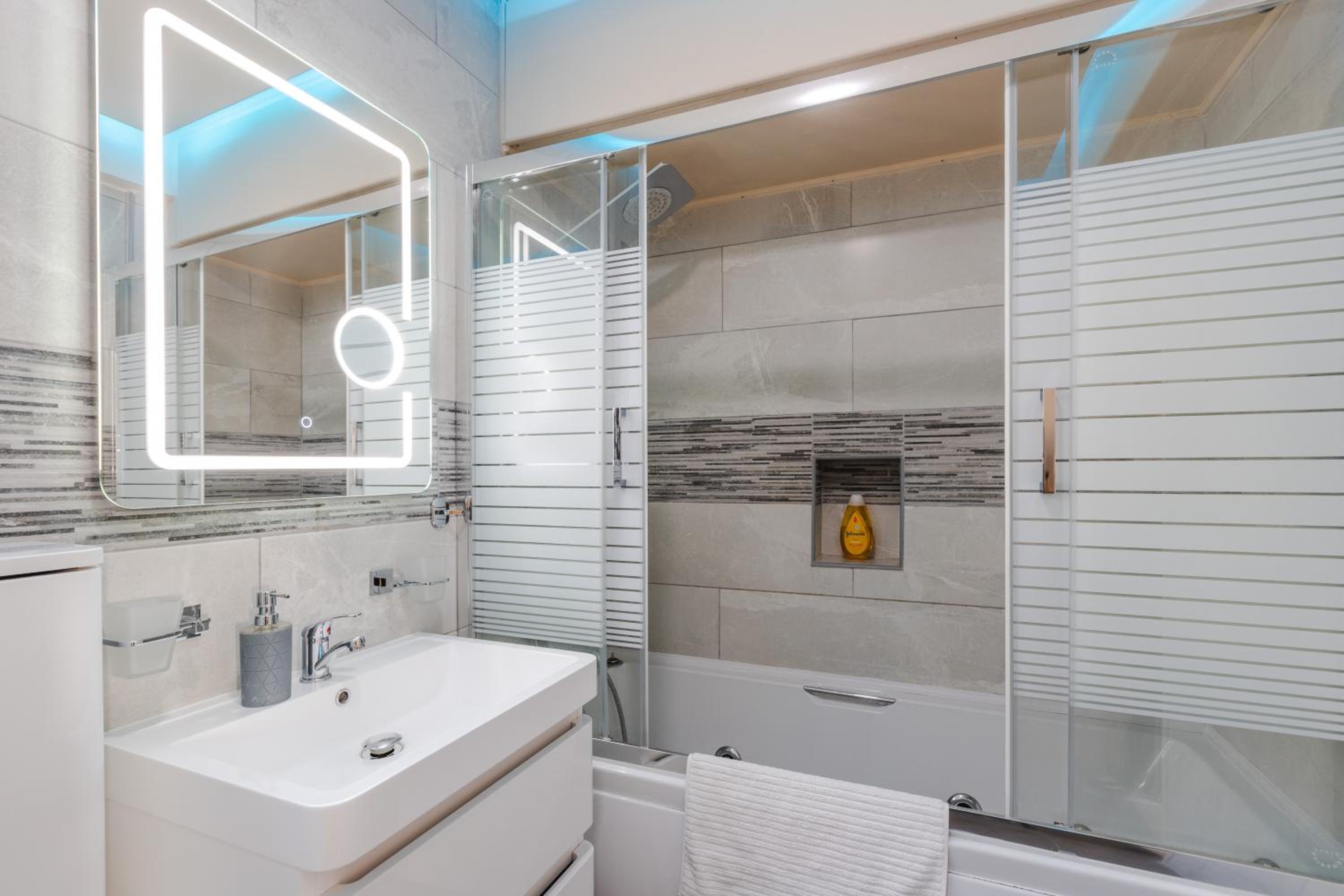 Alexis Apartments - Modern 2-bedroom with swimming pool