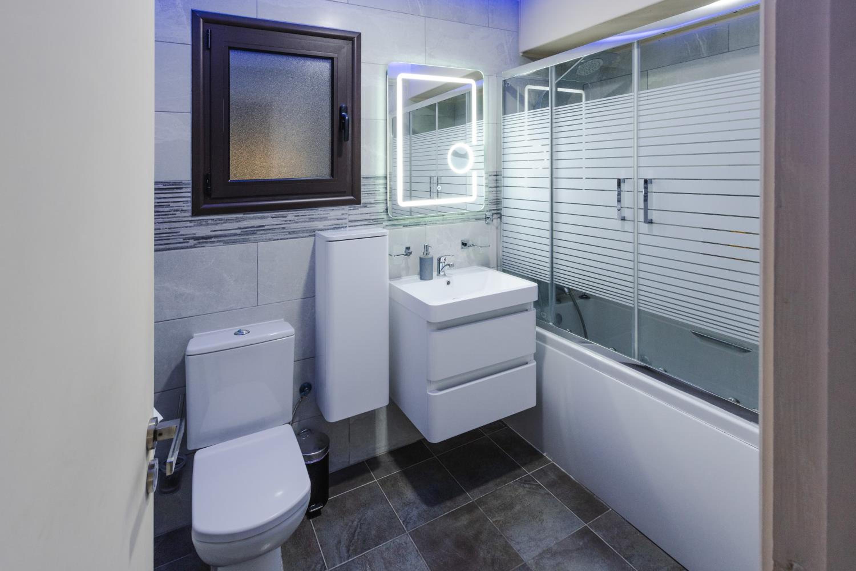 Alexis Apartments - Modern 2-bedroom with swimming pool