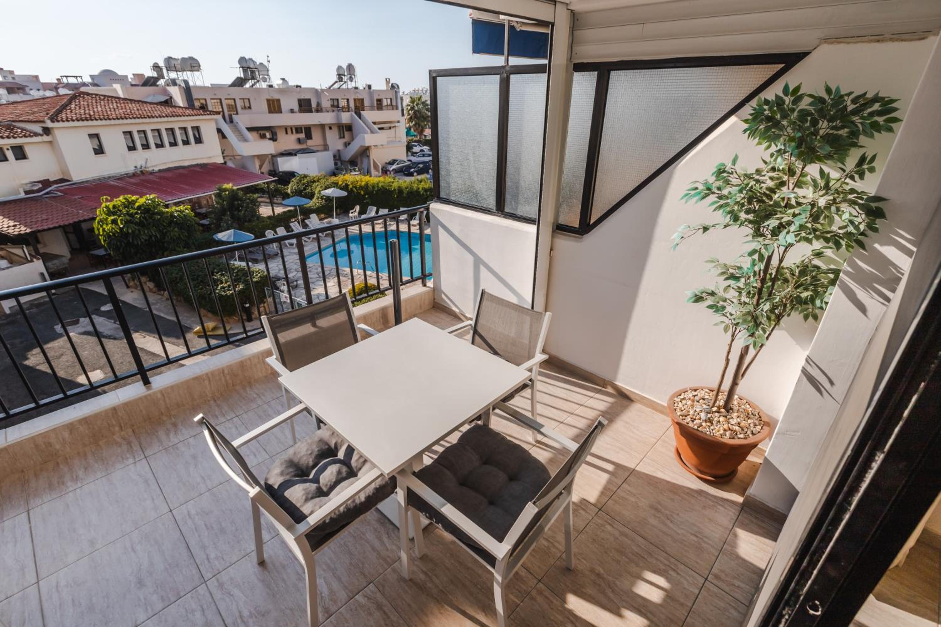 Alexis Apartments - Modern 2-bedroom with swimming pool