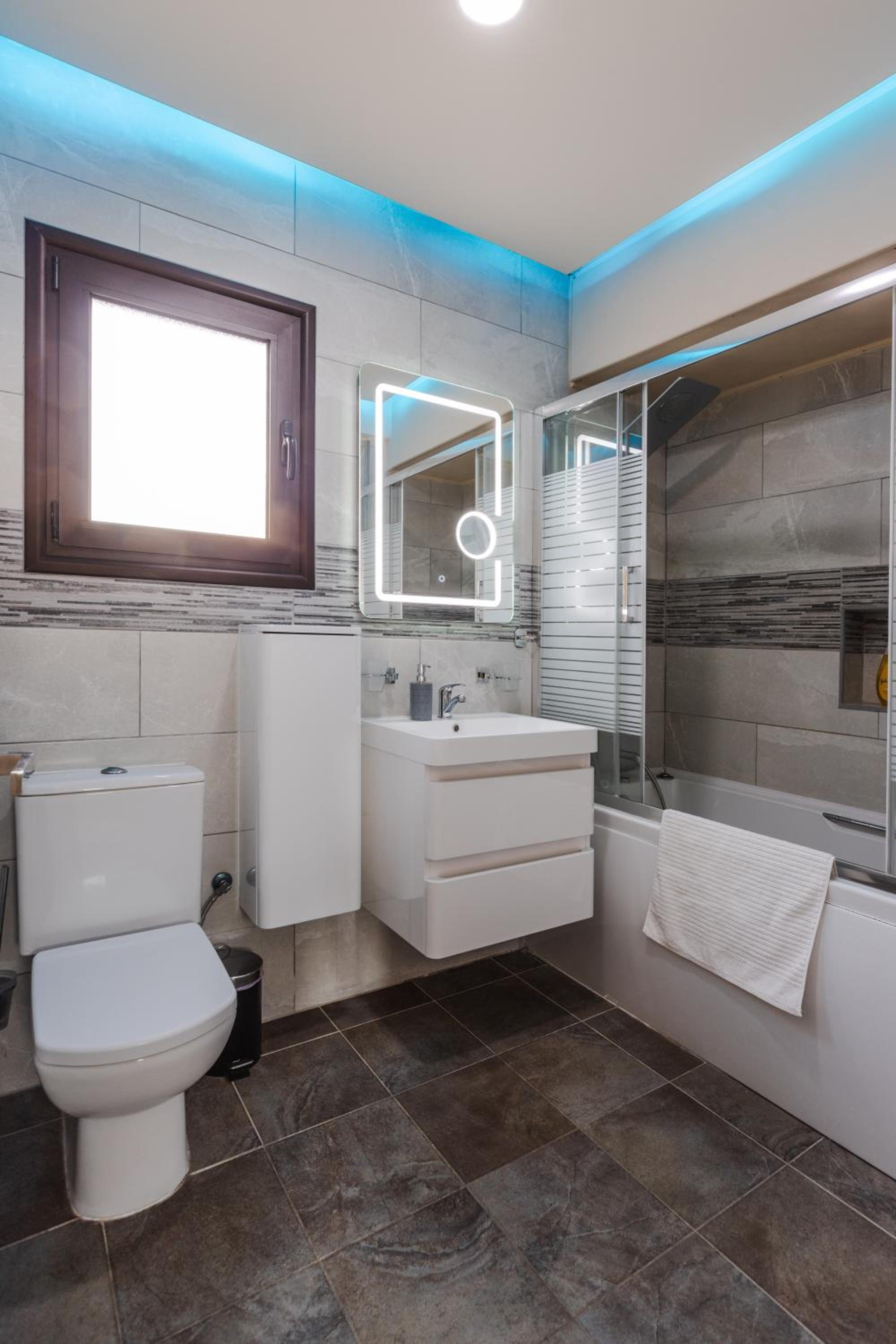 Alexis Apartments - Modern 2-bedroom with swimming pool