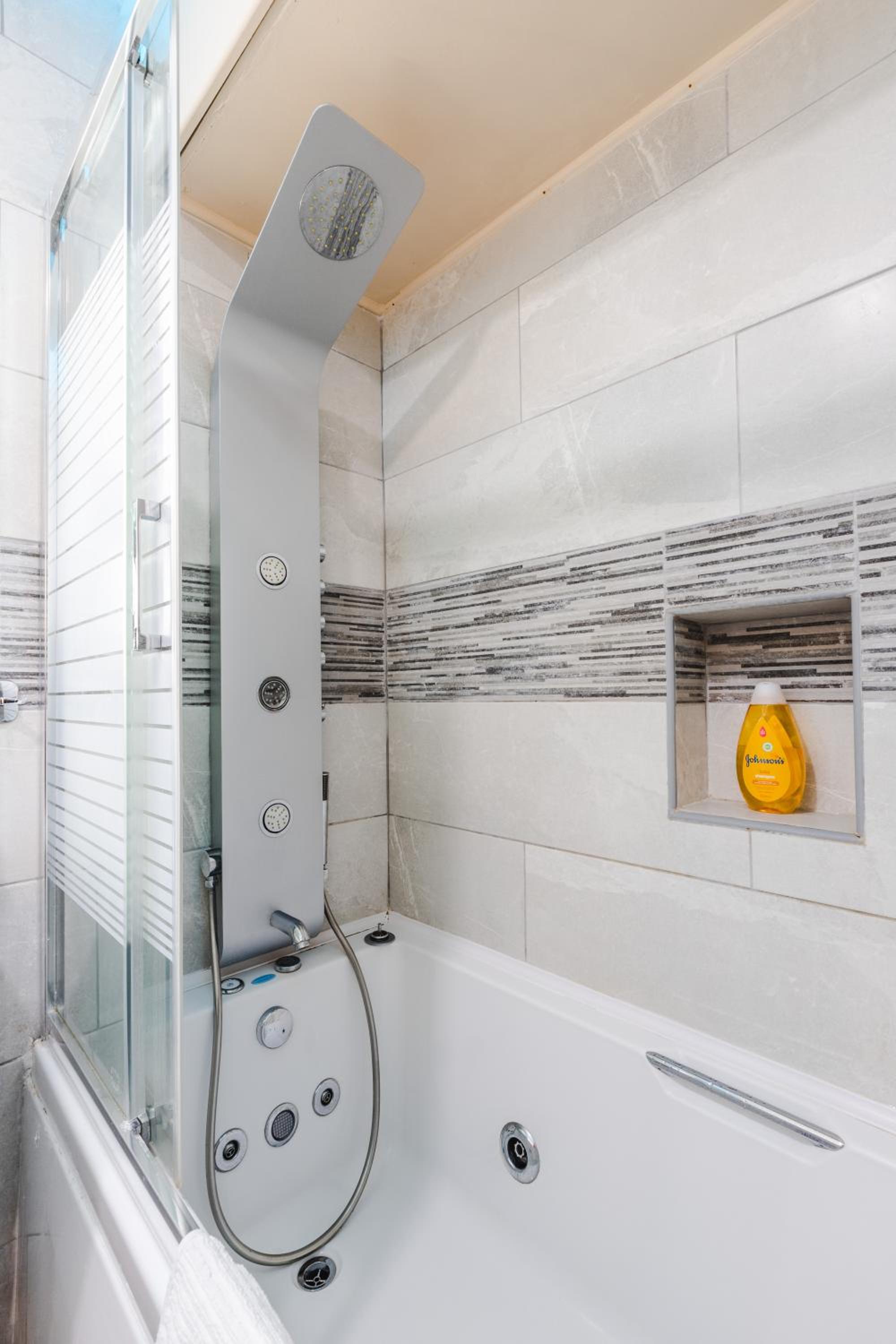 Alexis Apartments - Modern 2-bedroom with swimming pool