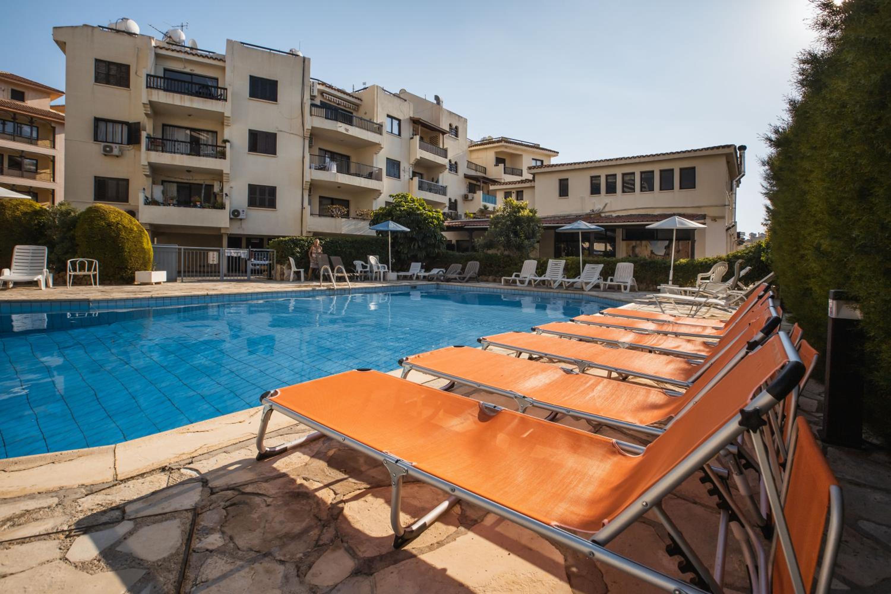 Alexis Apartments - Modern 2-bedroom with swimming pool