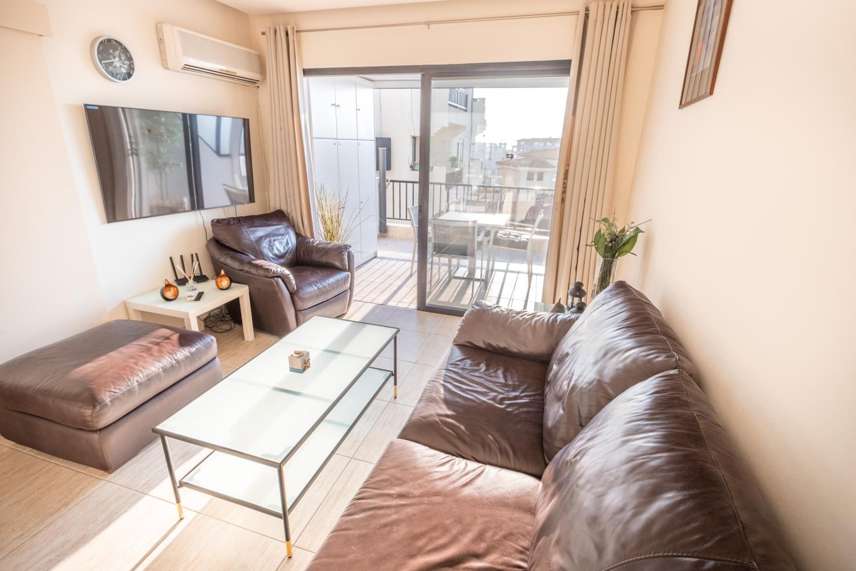 Alexis Apartments - Modern 2-bedroom with swimming pool