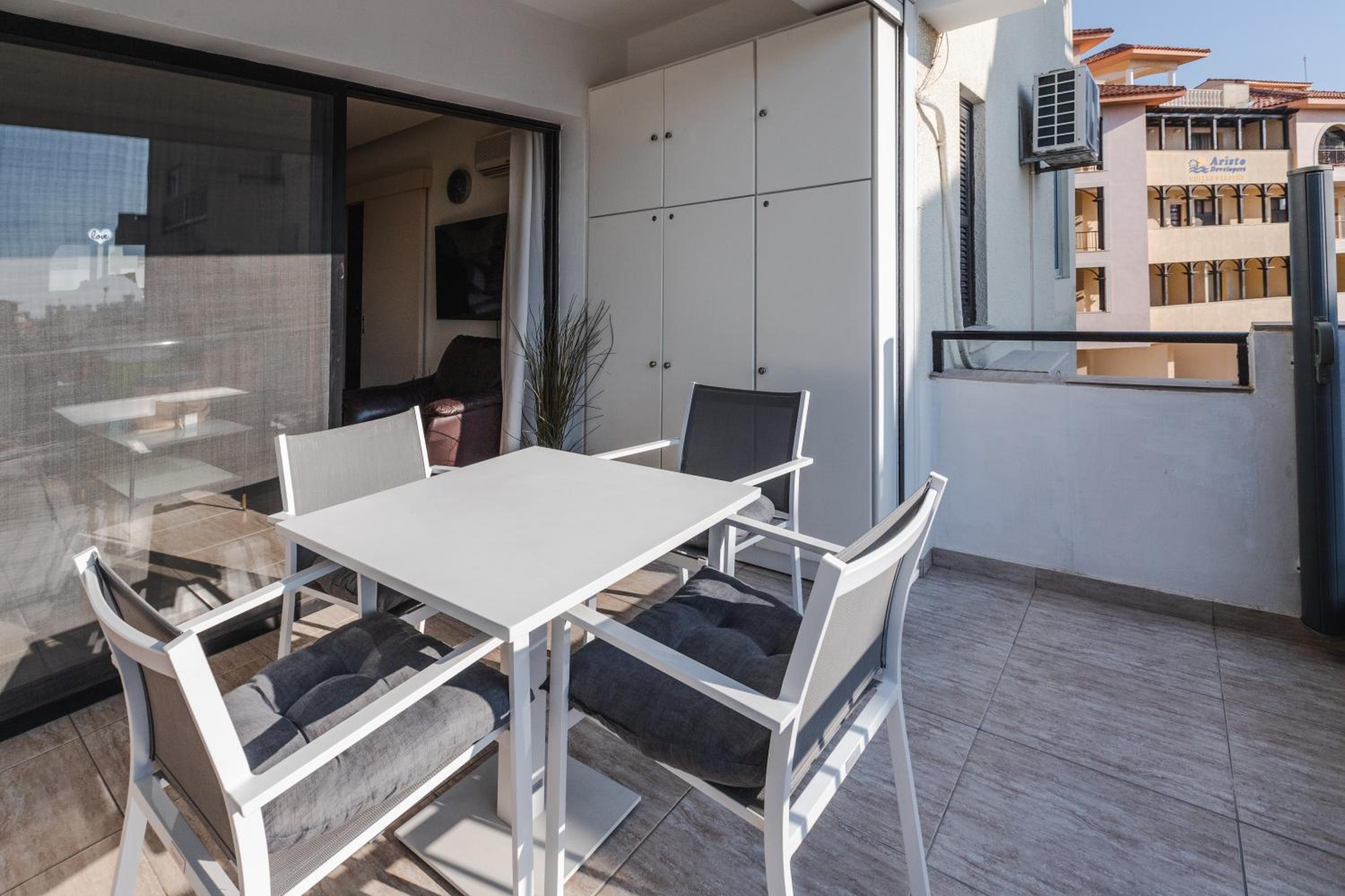 Alexis Apartments - Modern 2-bedroom with swimming pool