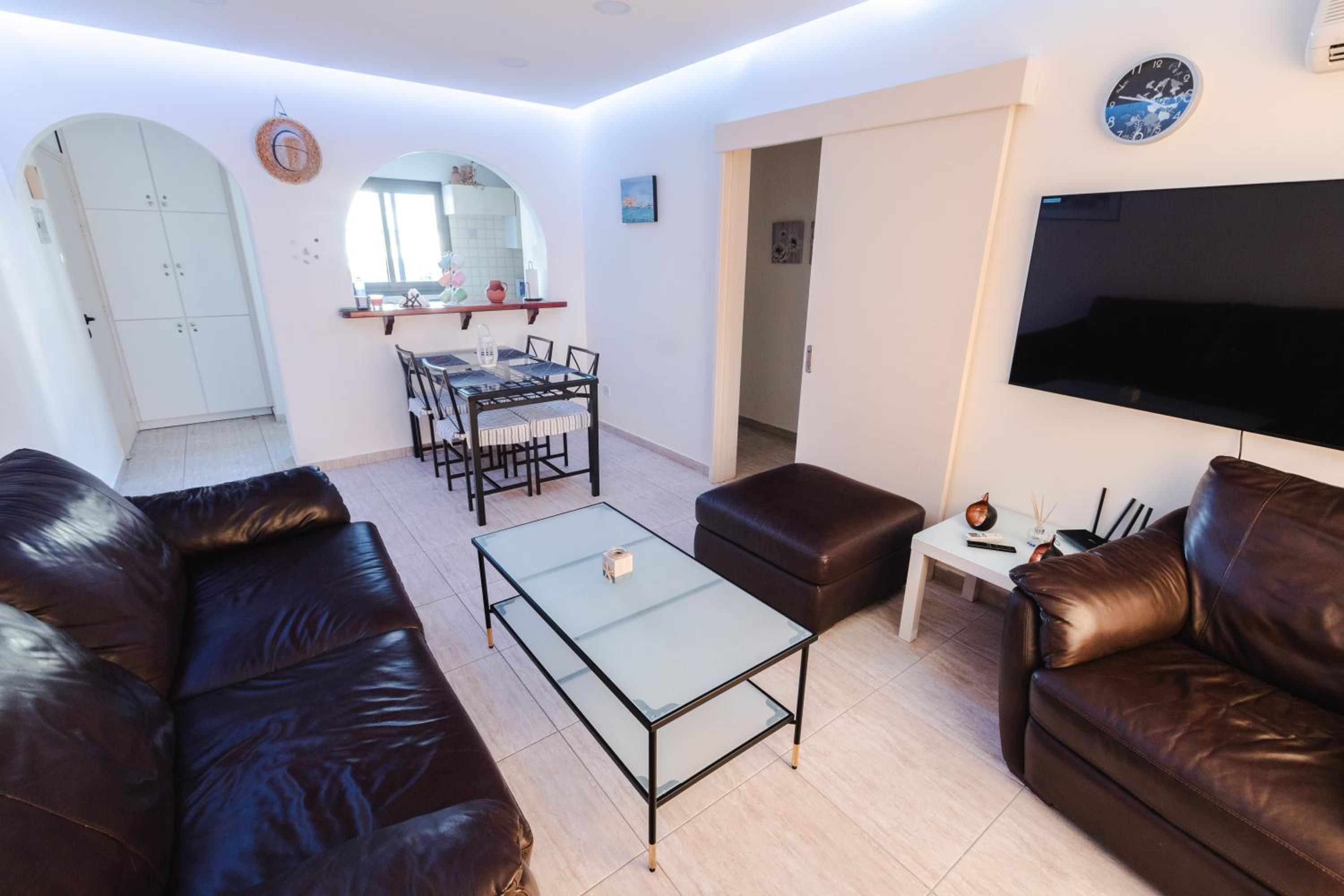 Alexis Apartments - Modern 2-bedroom with swimming pool